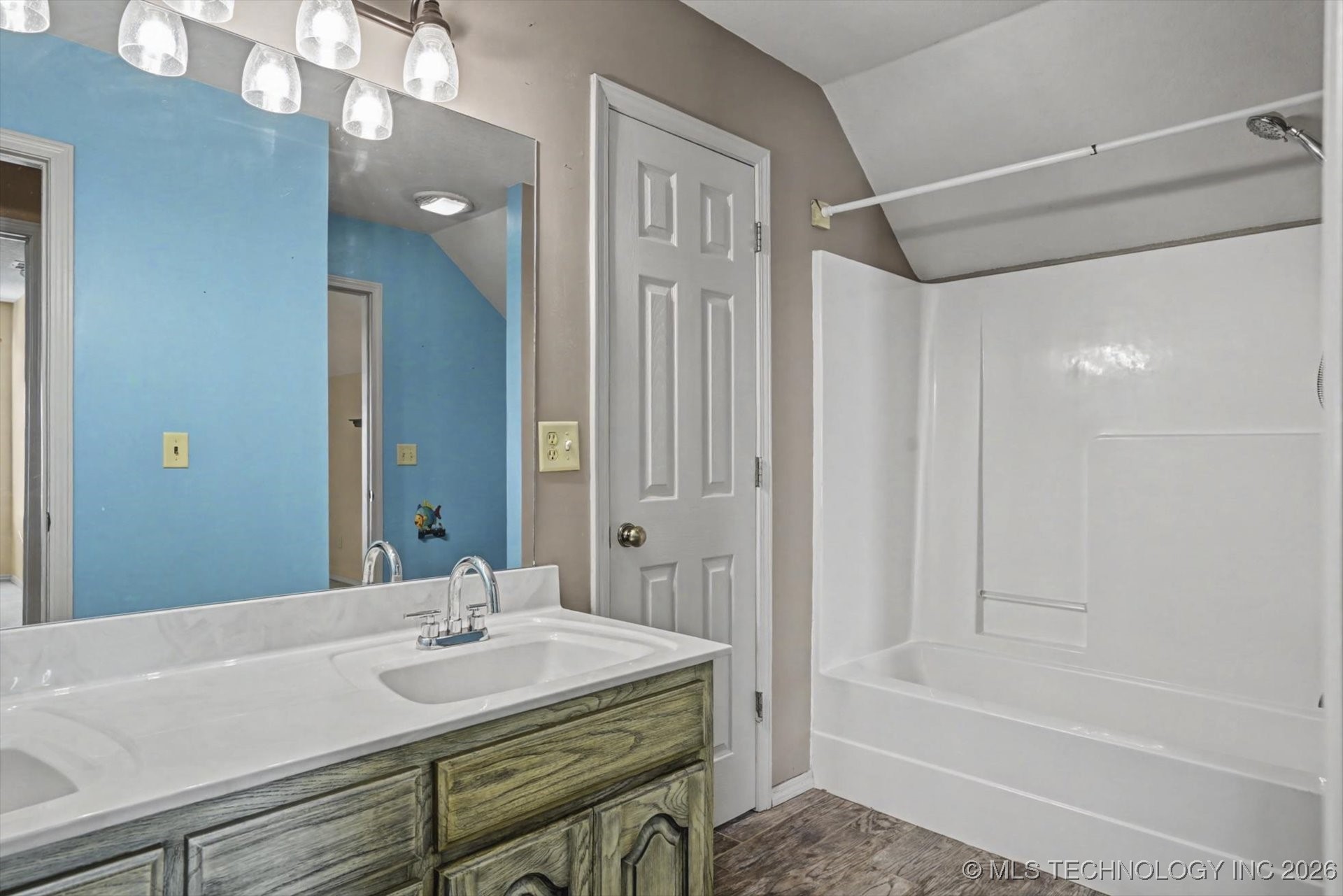 1601 E Holly Avenue Property Photo 22