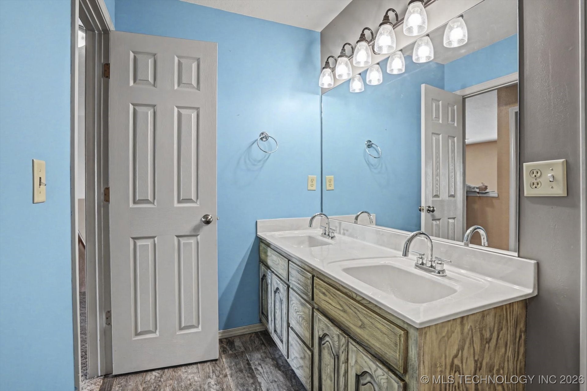 1601 E Holly Avenue Property Photo 23