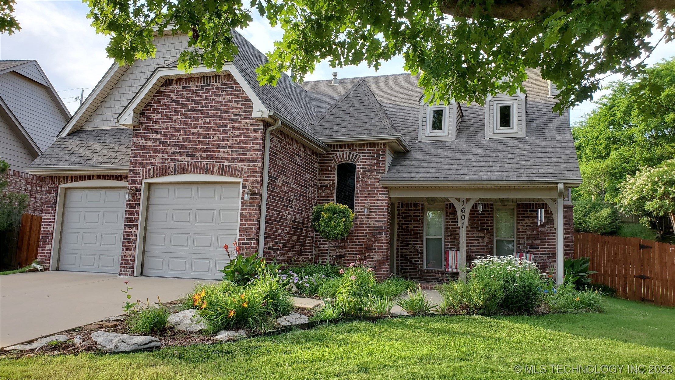 1601 E Holly Avenue Property Photo 32