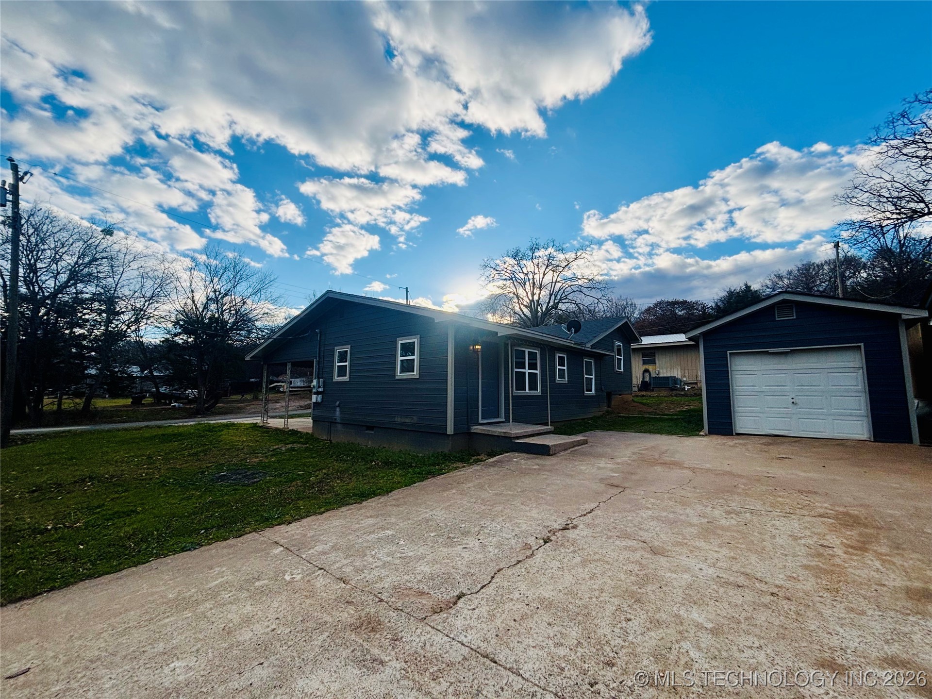 800 W Grand Avenue Property Photo 1