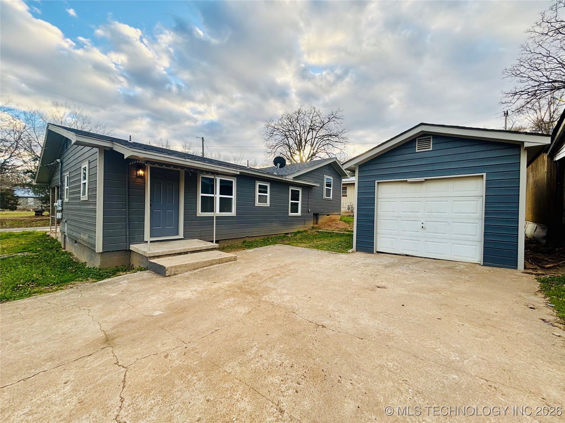 800 W Grand Avenue Property Photo 4