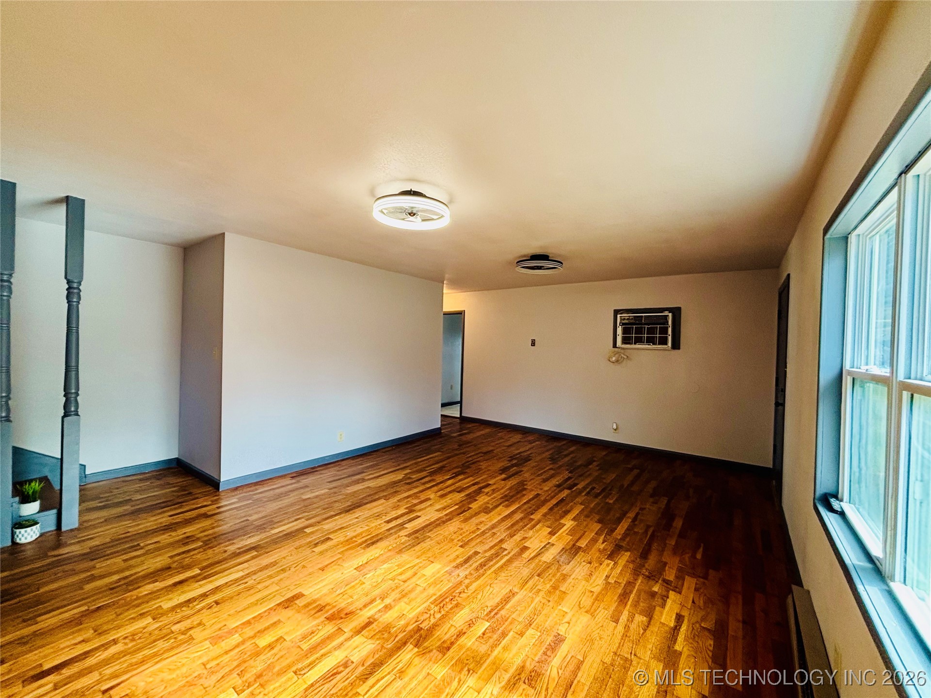 800 W Grand Avenue Property Photo 11