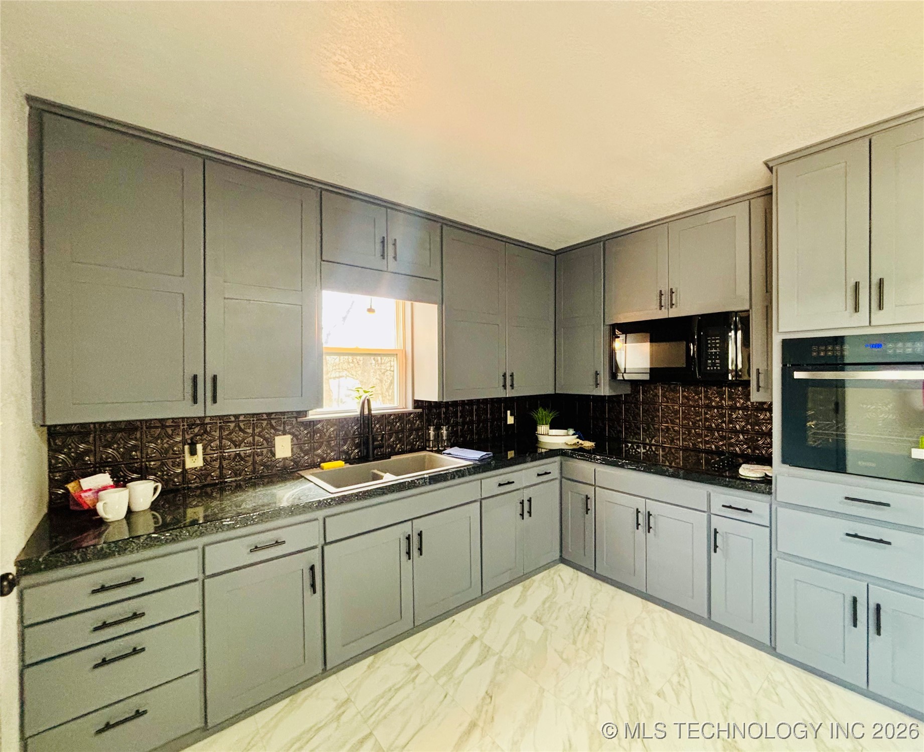 800 W Grand Avenue Property Photo 15