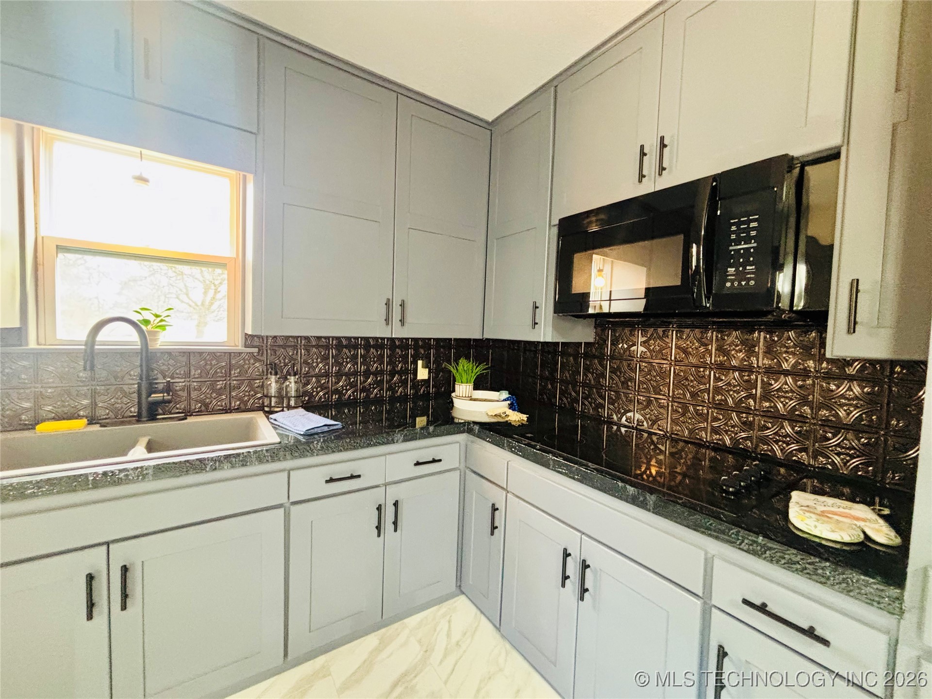 800 W Grand Avenue Property Photo 16