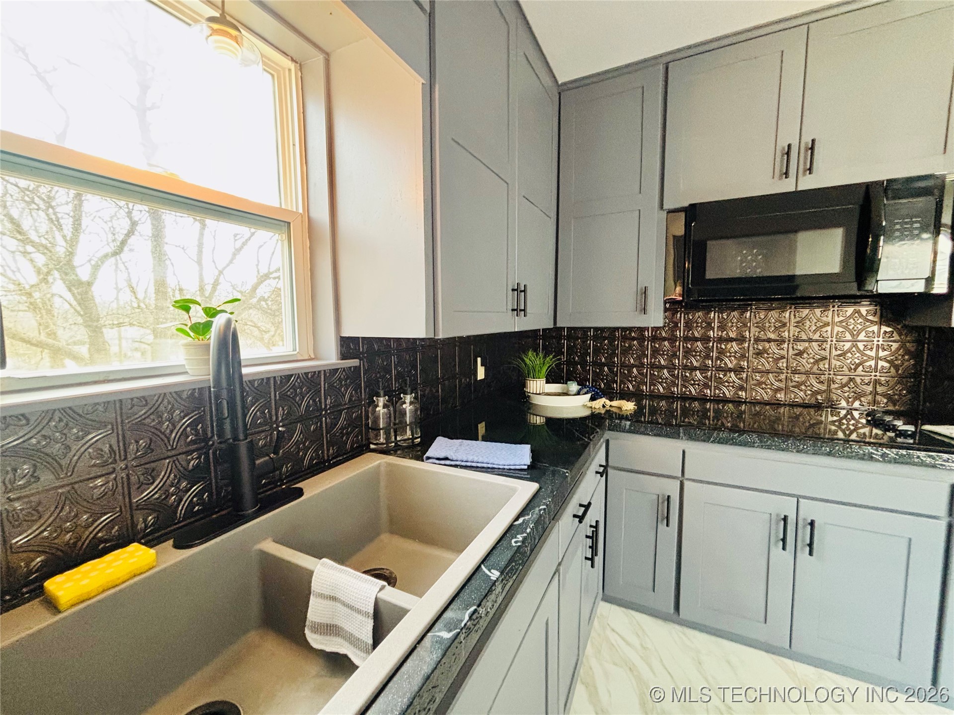 800 W Grand Avenue Property Photo 17