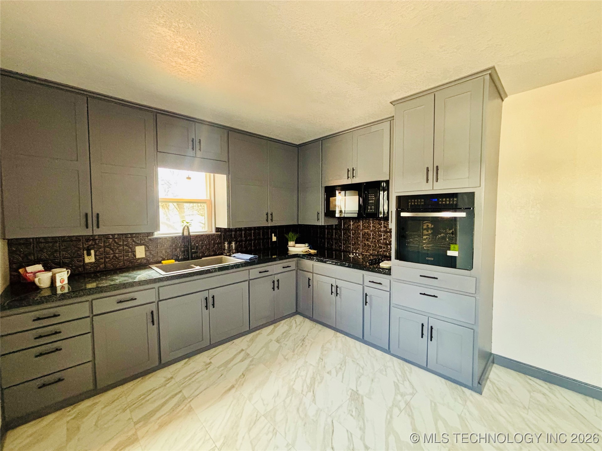 800 W Grand Avenue Property Photo 19