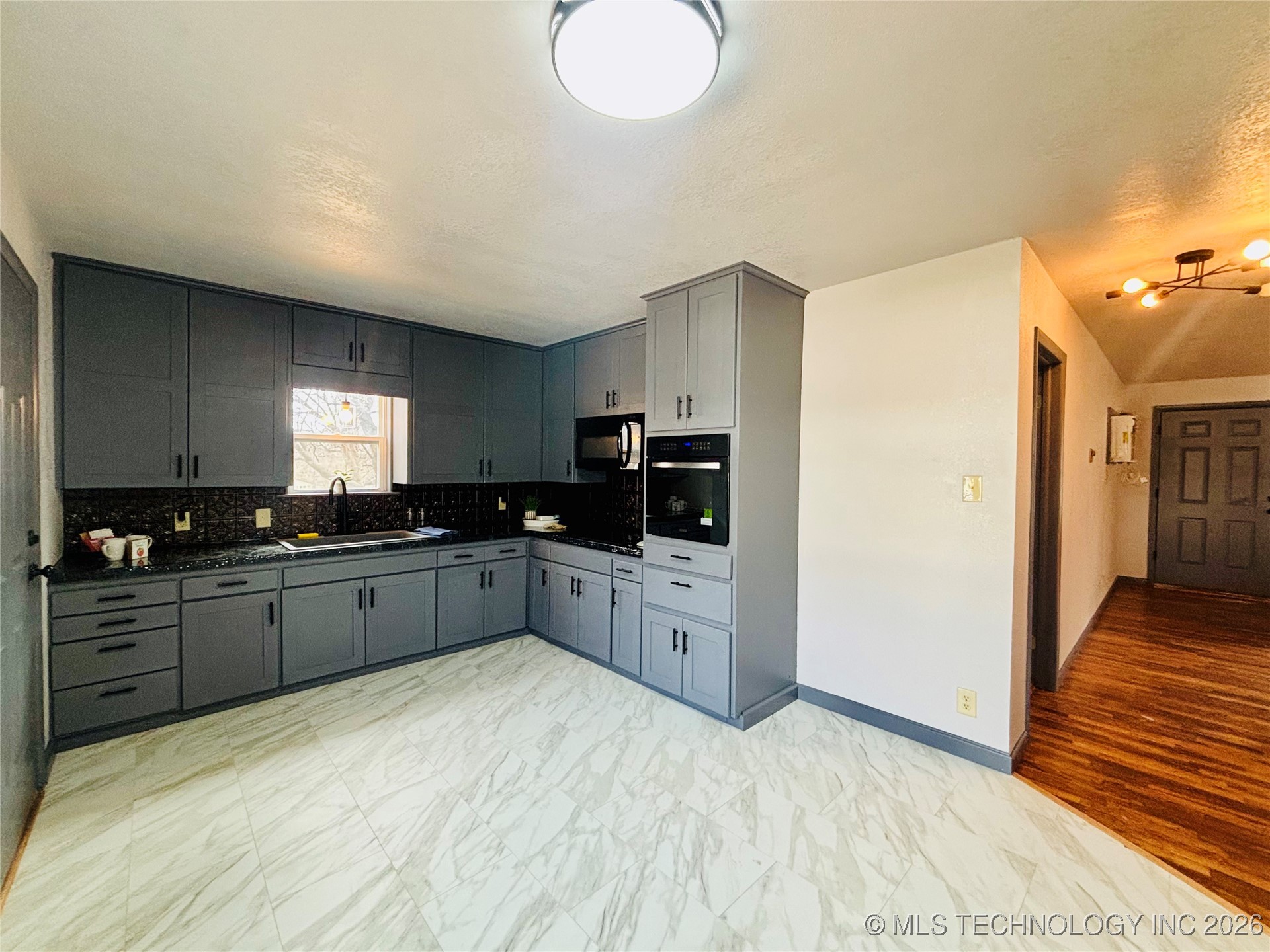 800 W Grand Avenue Property Photo 22