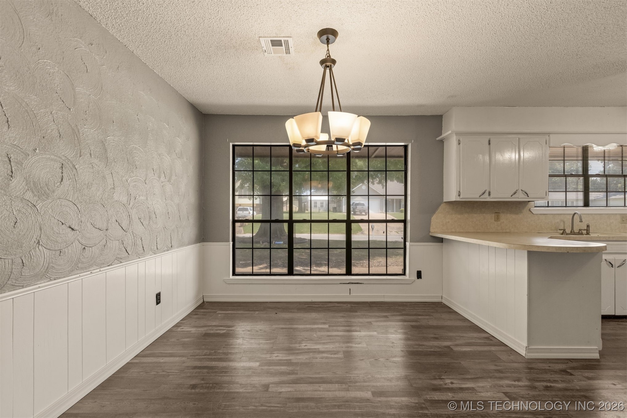 405 Mockingbird Lane Property Photo 10