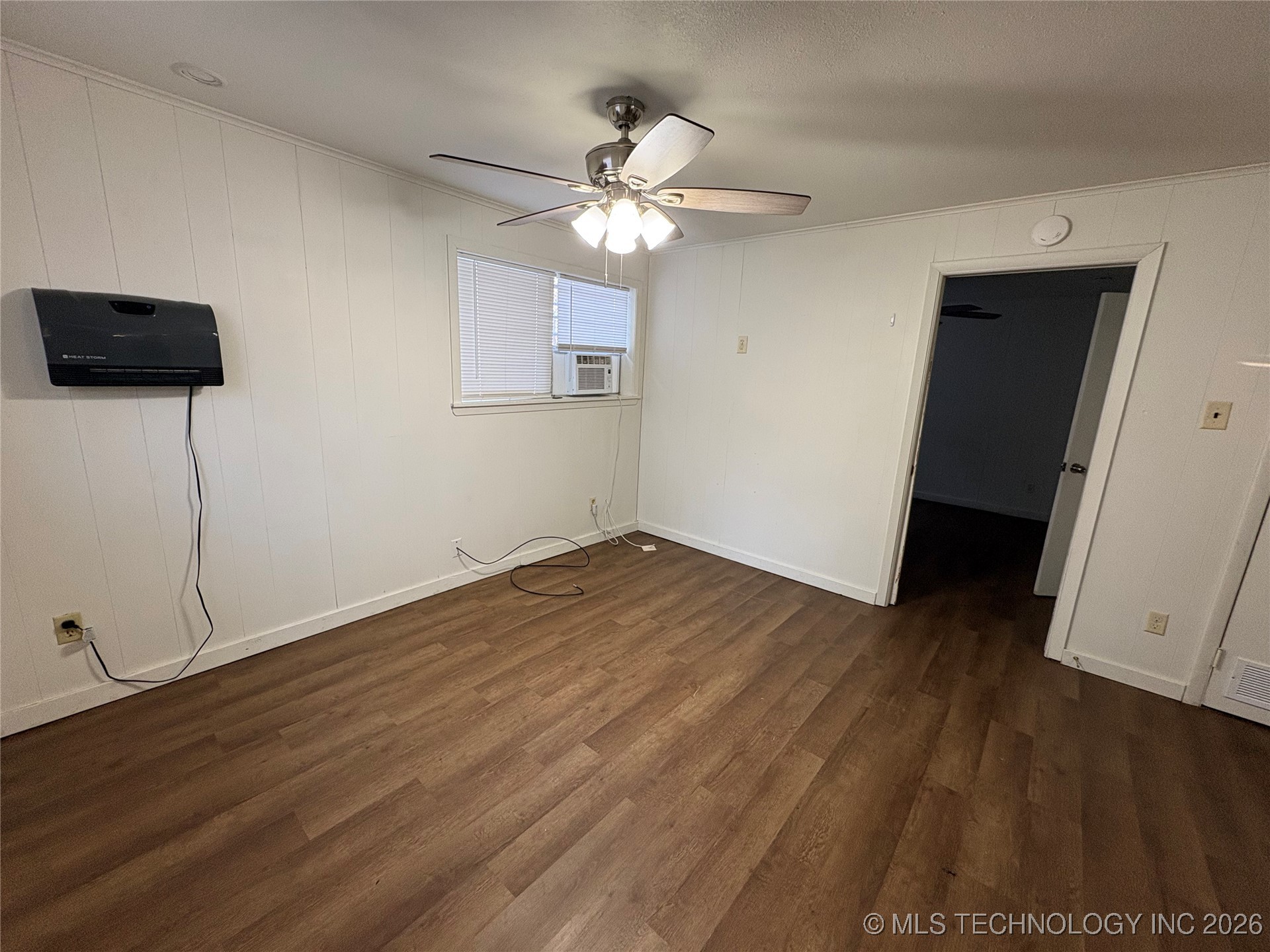 516 W Locust Property Photo 3