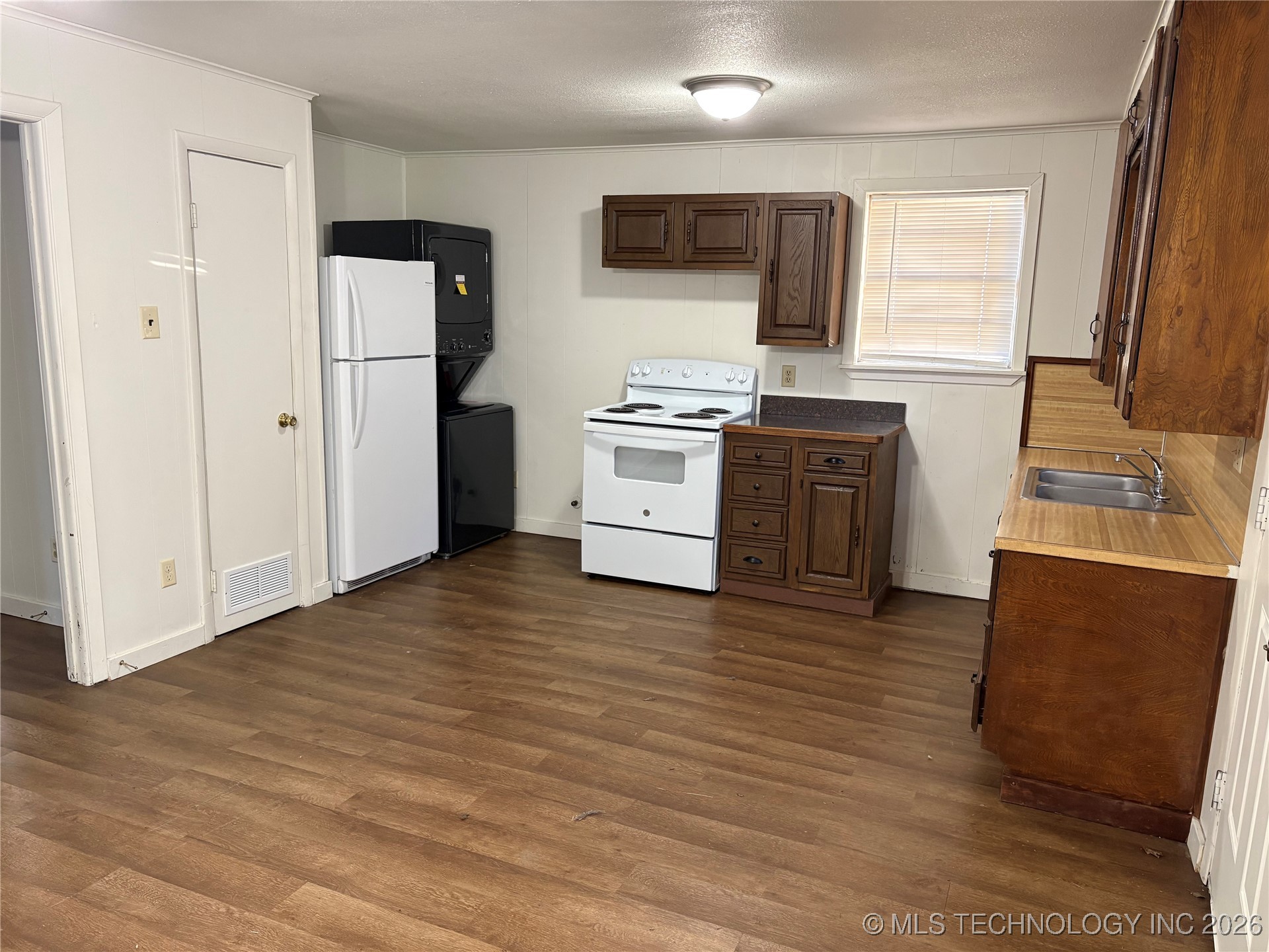 516 W Locust Property Photo 4