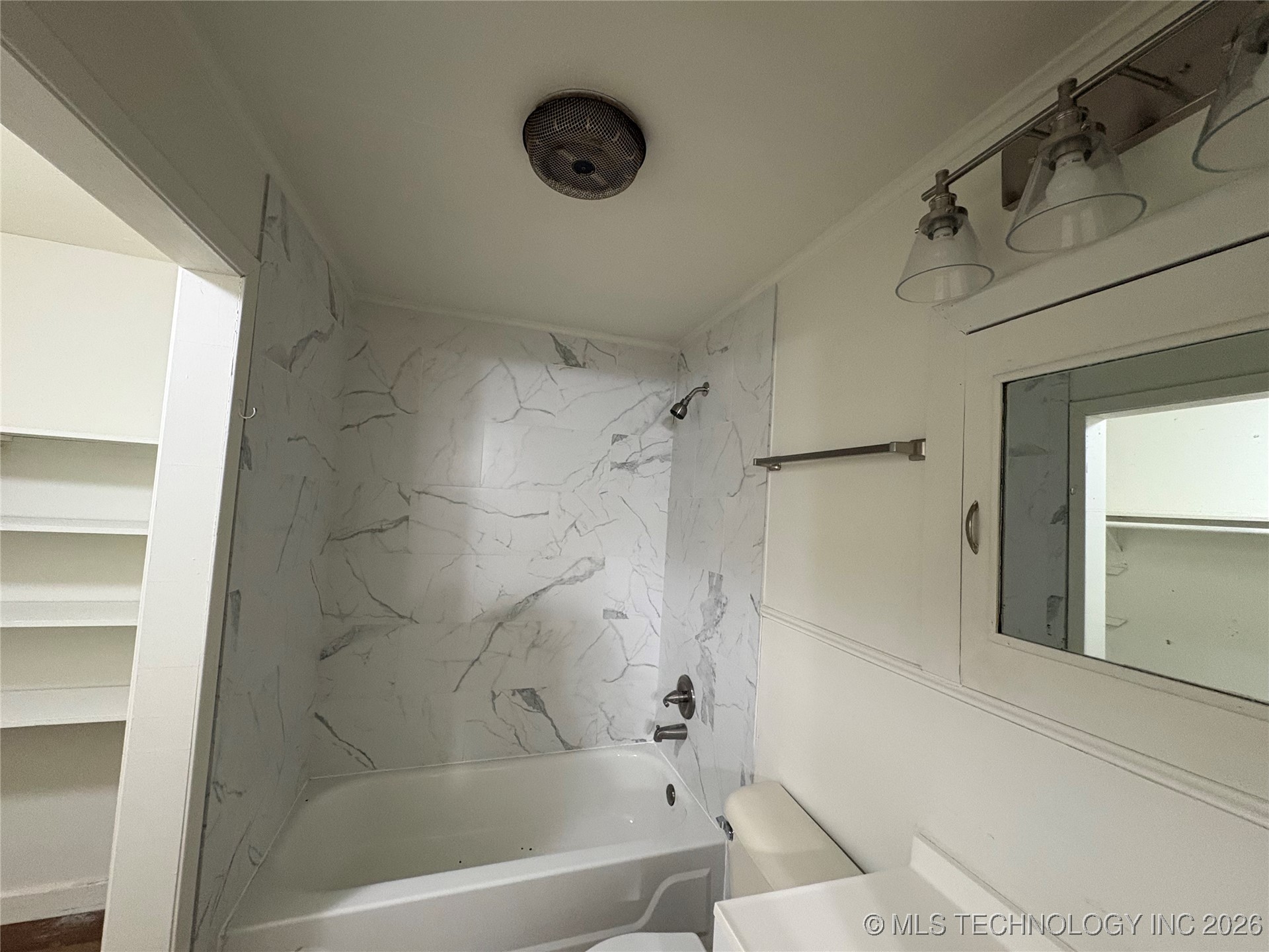 516 W Locust Property Photo 6