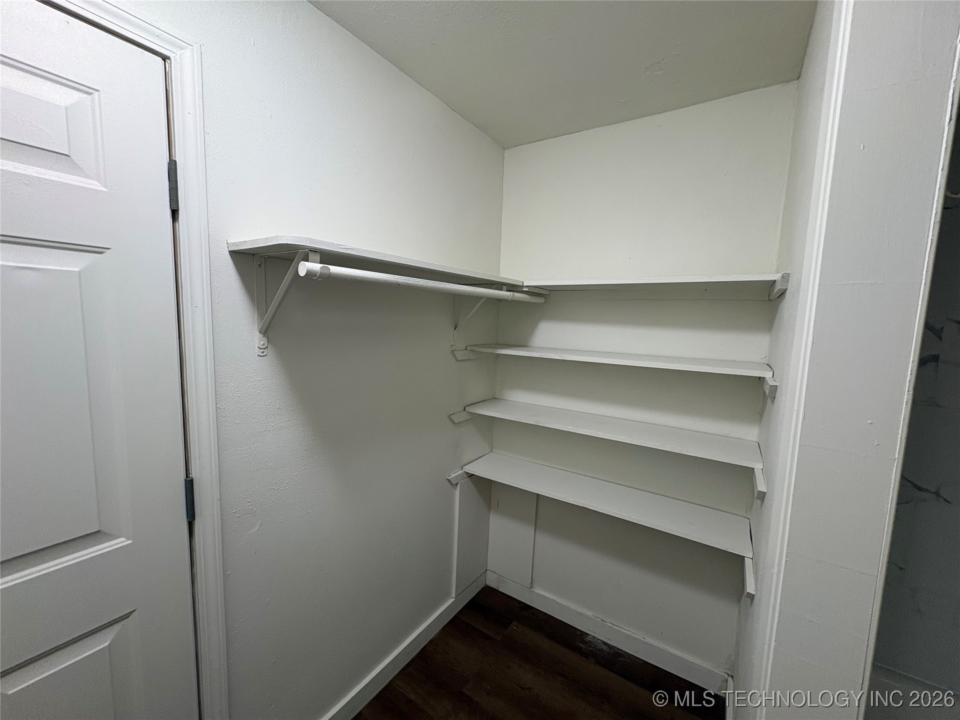 516 W Locust Property Photo 8