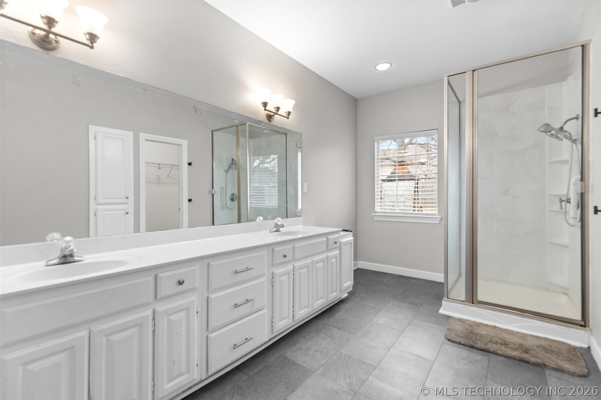 2412 W Vicksburg Street Property Photo 7