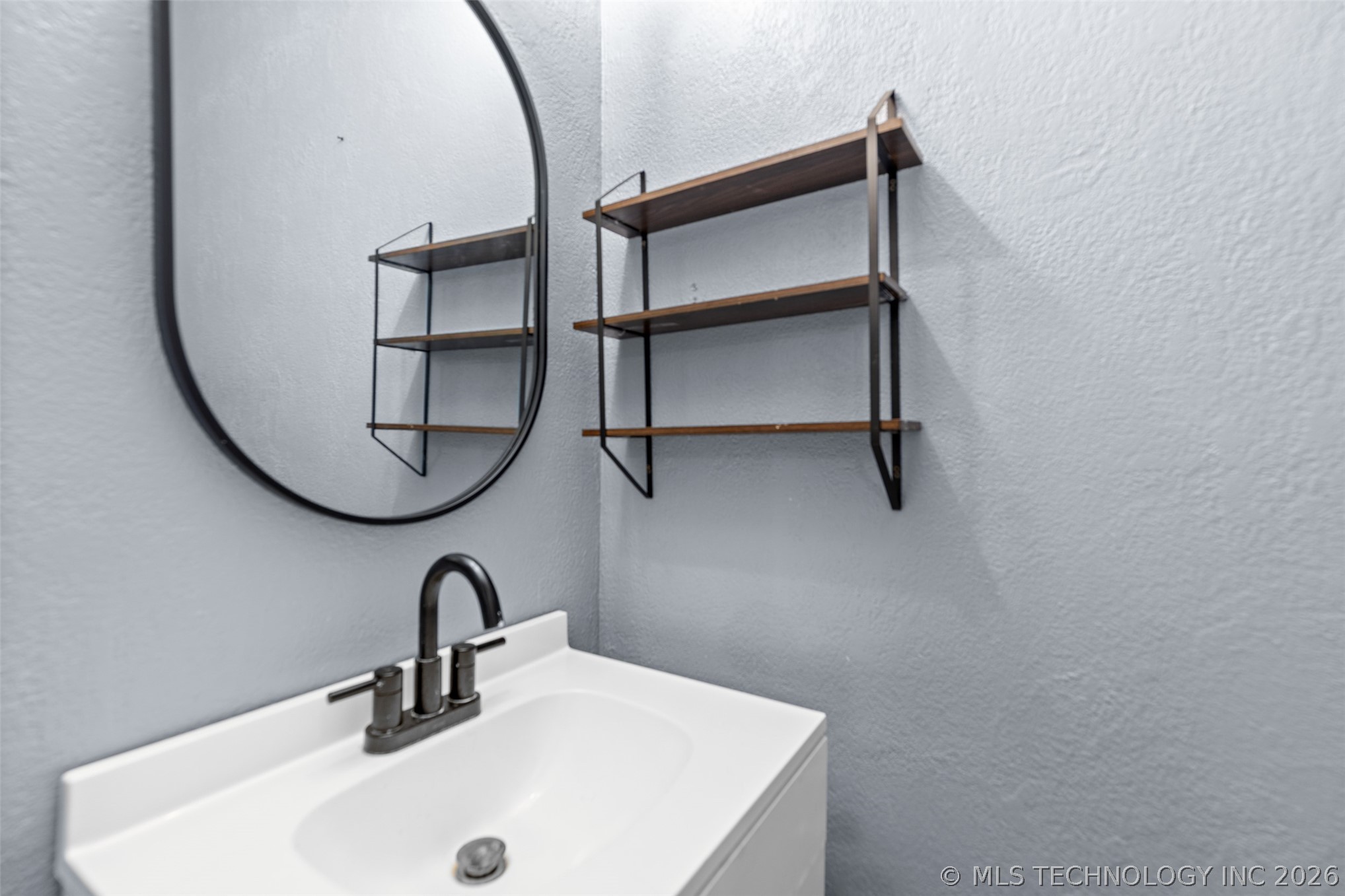 2412 W Vicksburg Street Property Photo 9