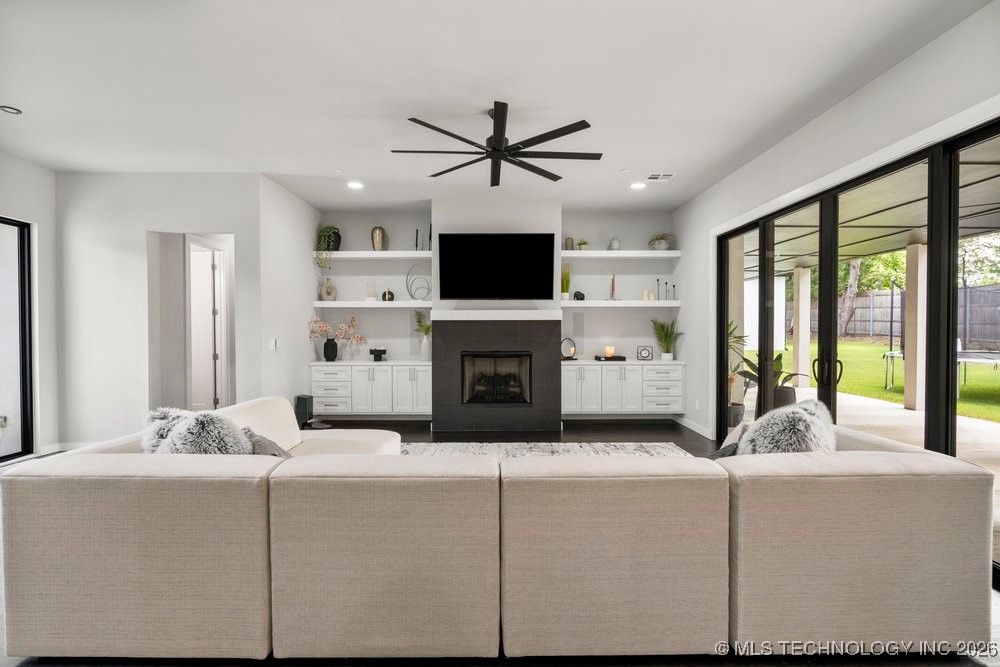 7405 S Chestnut Avenue Property Photo 9