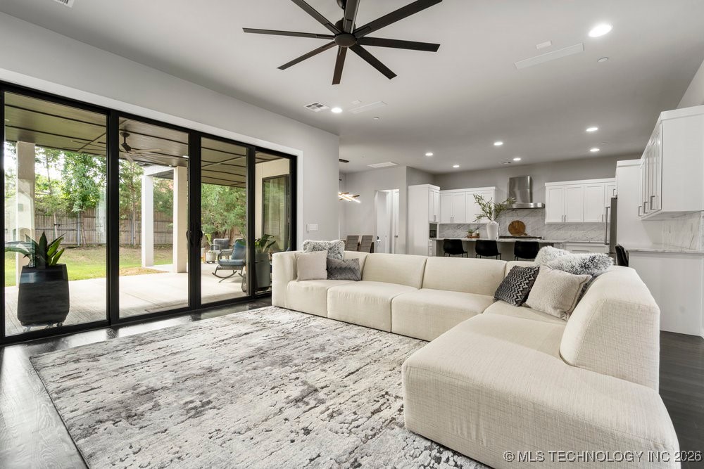 7405 S Chestnut Avenue Property Photo 11