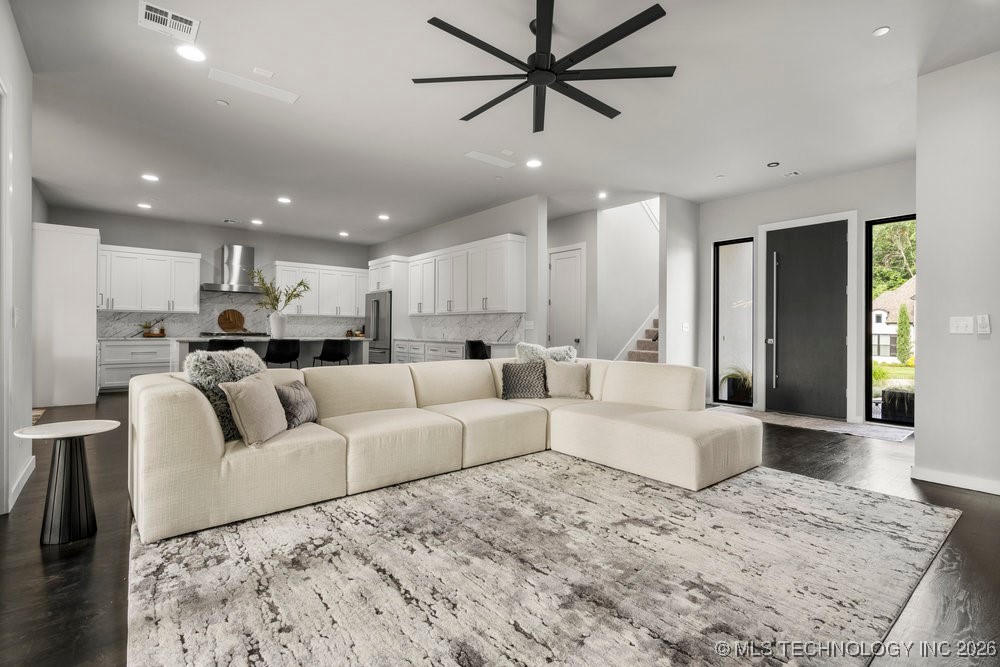 7405 S Chestnut Avenue Property Photo 12