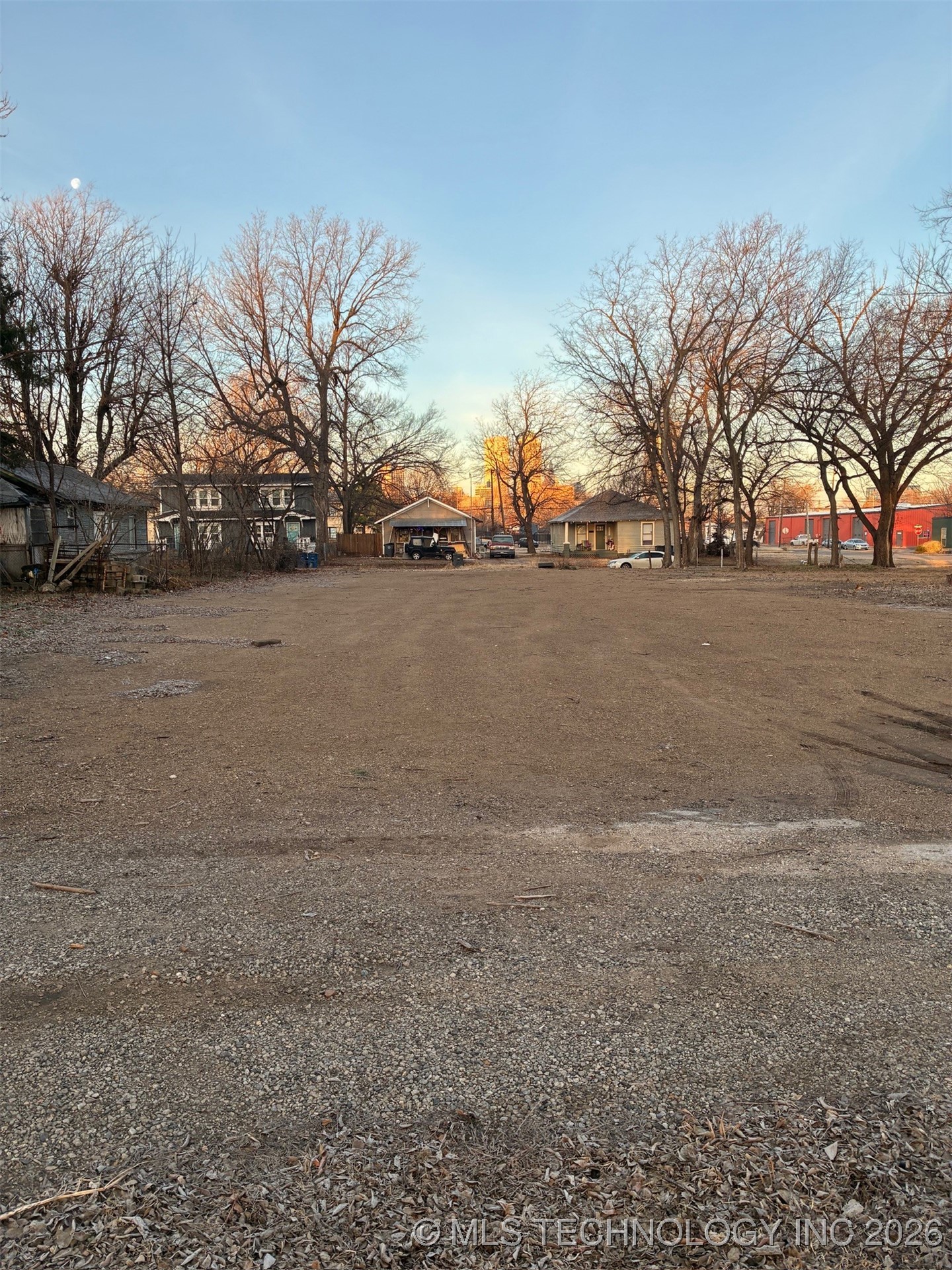 711 S Saint Louis Avenue Property Photo 6