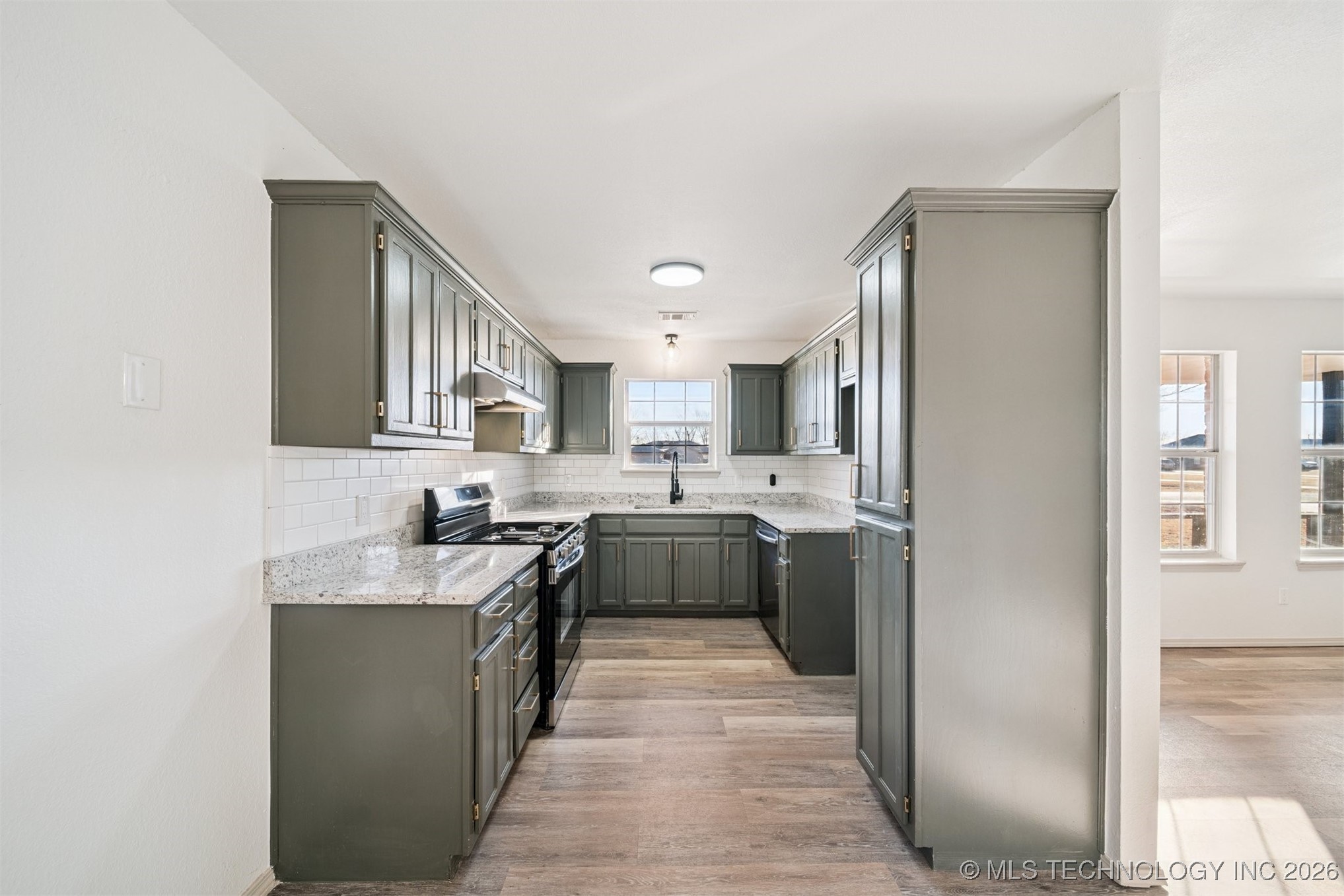 10020 N 44th East Avenue Property Photo 8