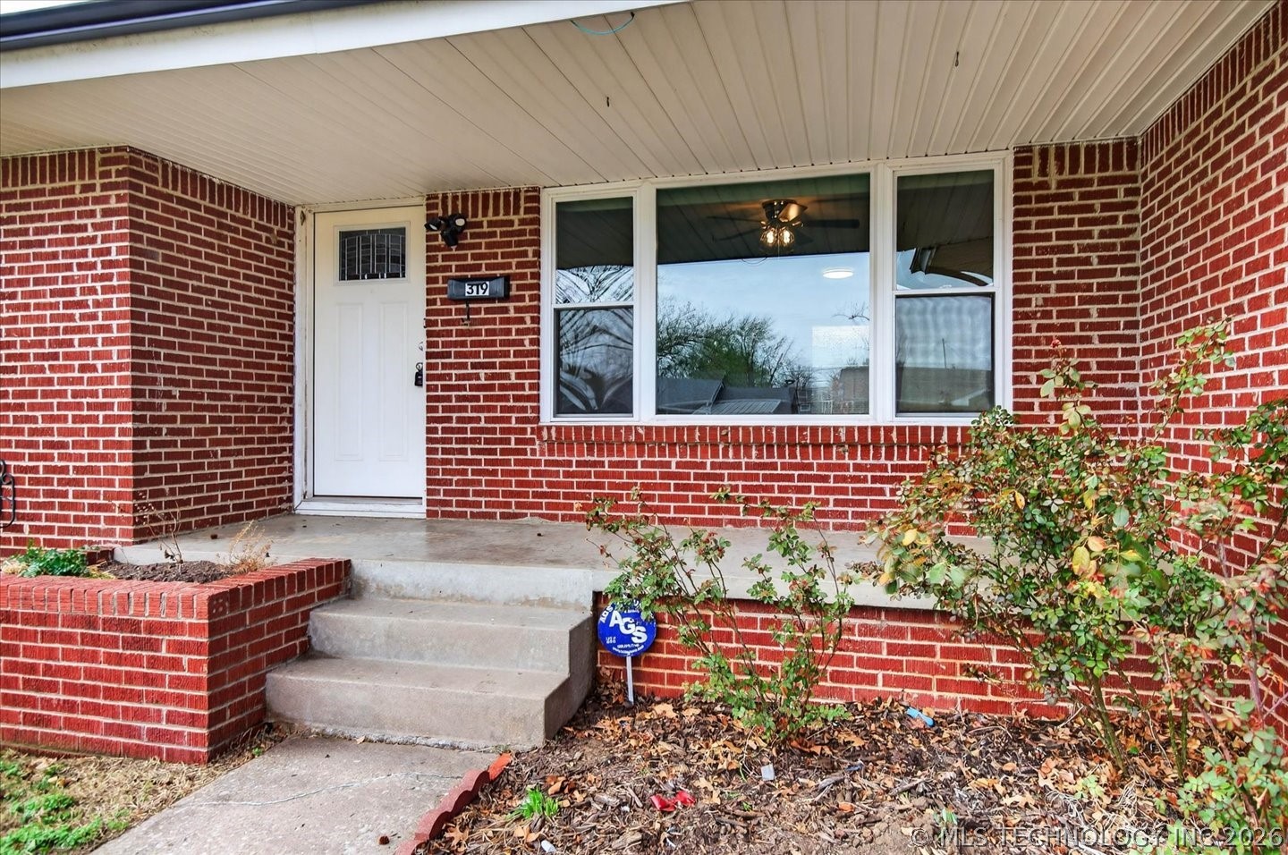 319 Se Waverly Avenue Property Photo 3