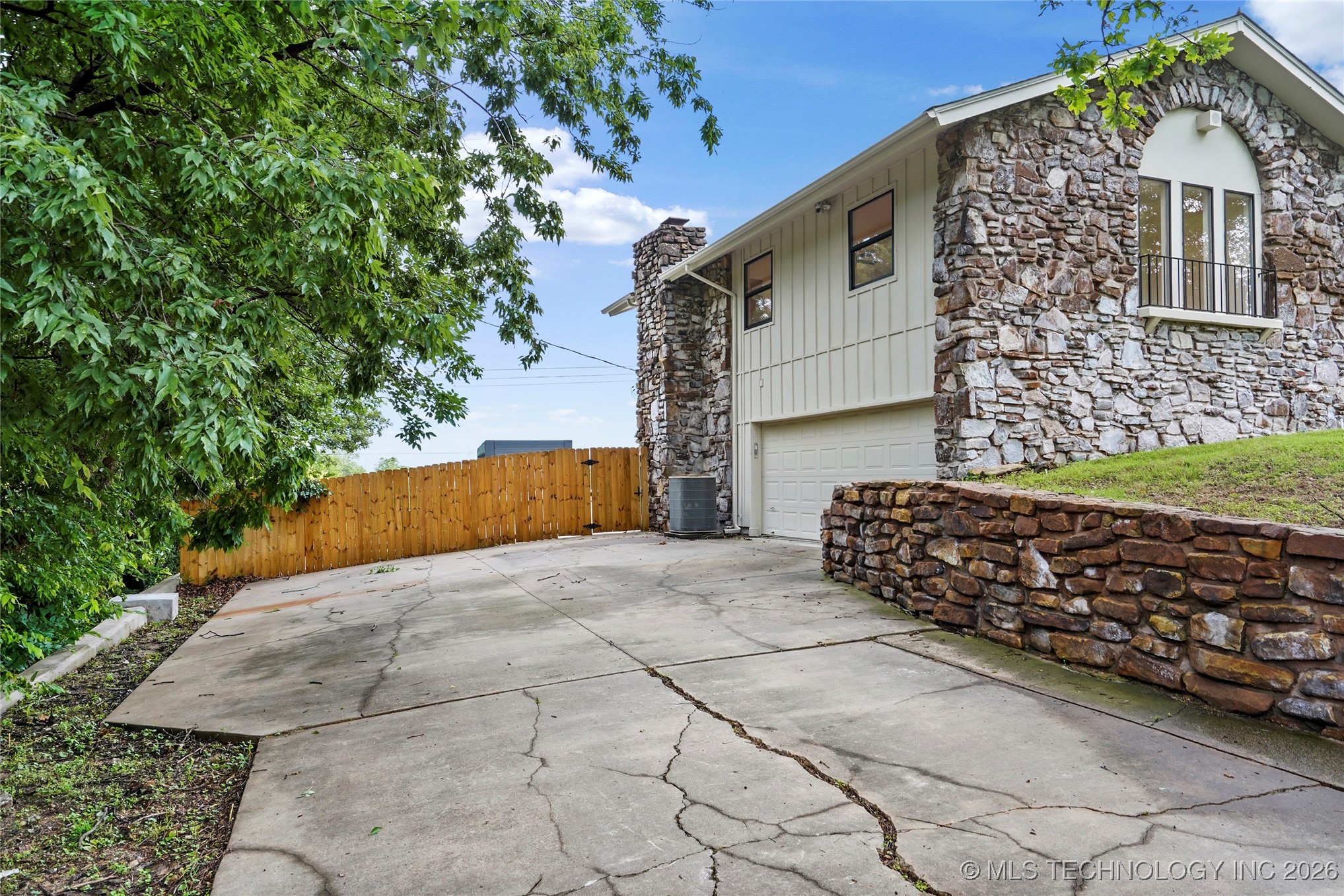 2936 E 75th Street Property Photo 3