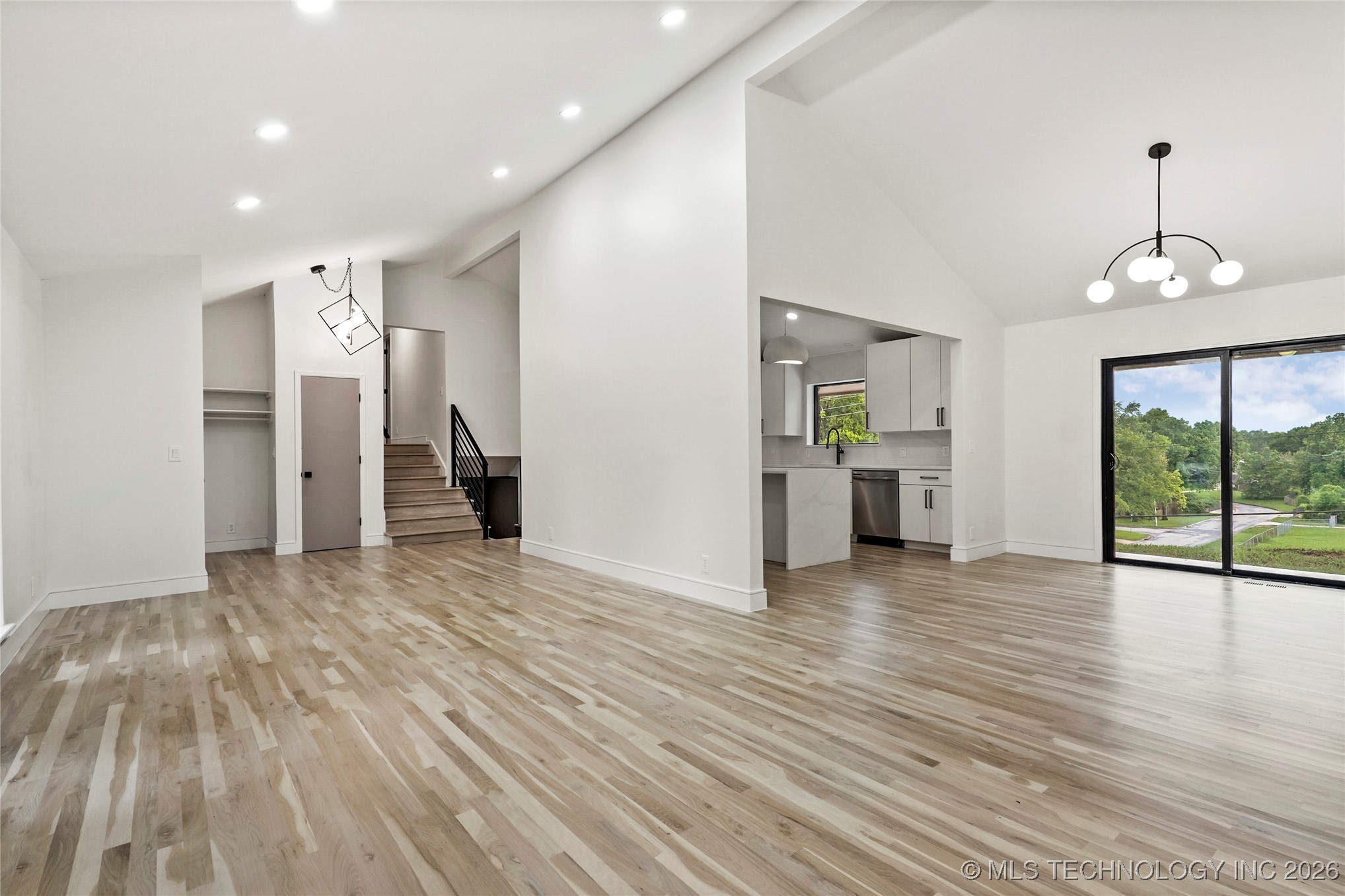 2936 E 75th Street Property Photo 7