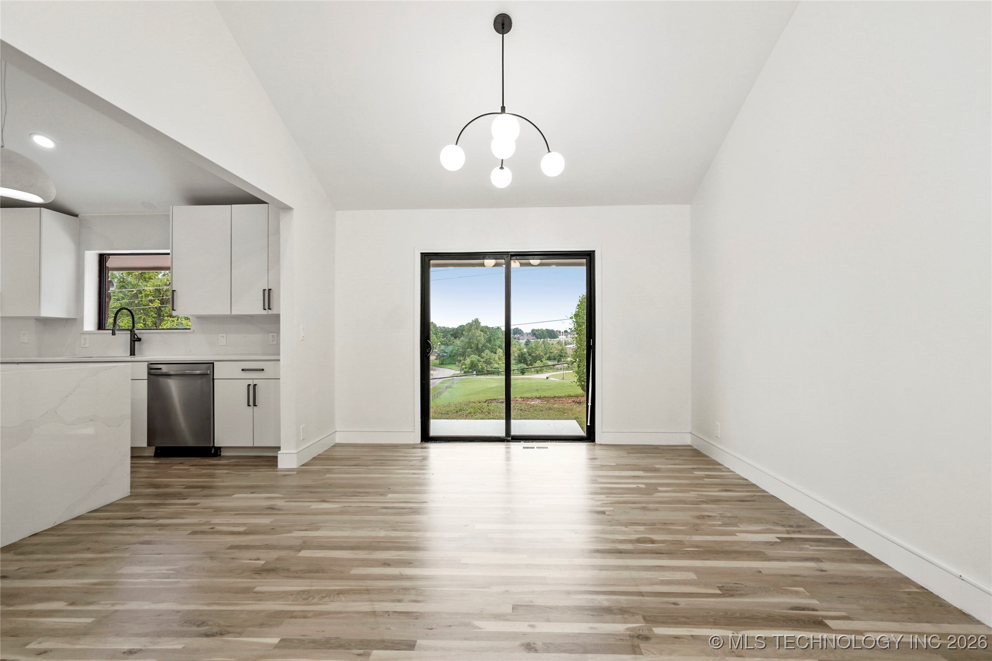 2936 E 75th Street Property Photo 8