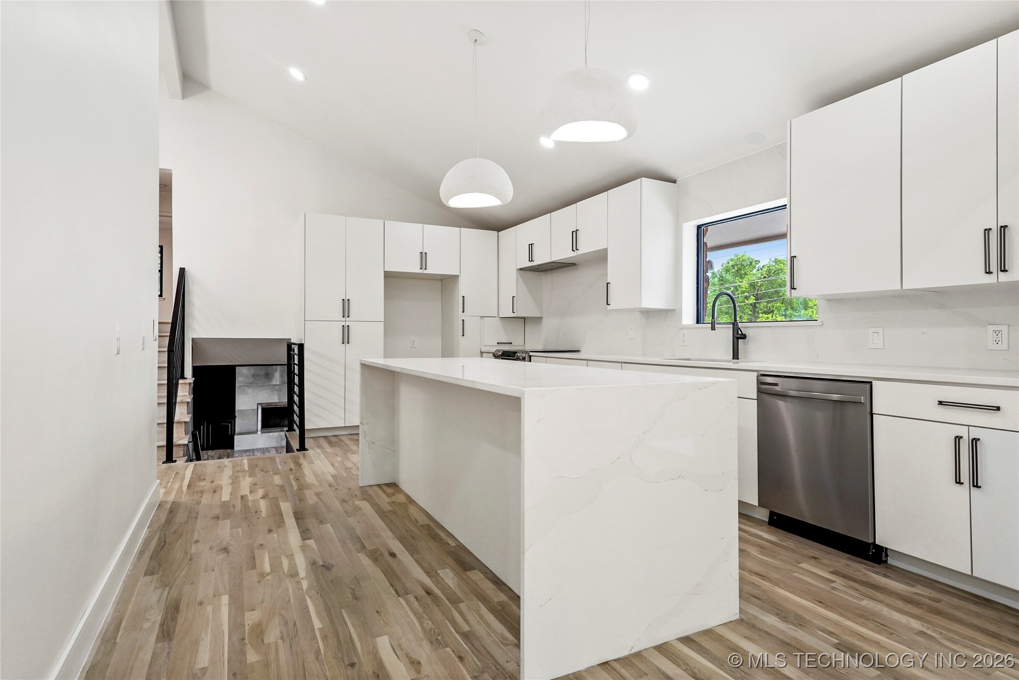 2936 E 75th Street Property Photo 9