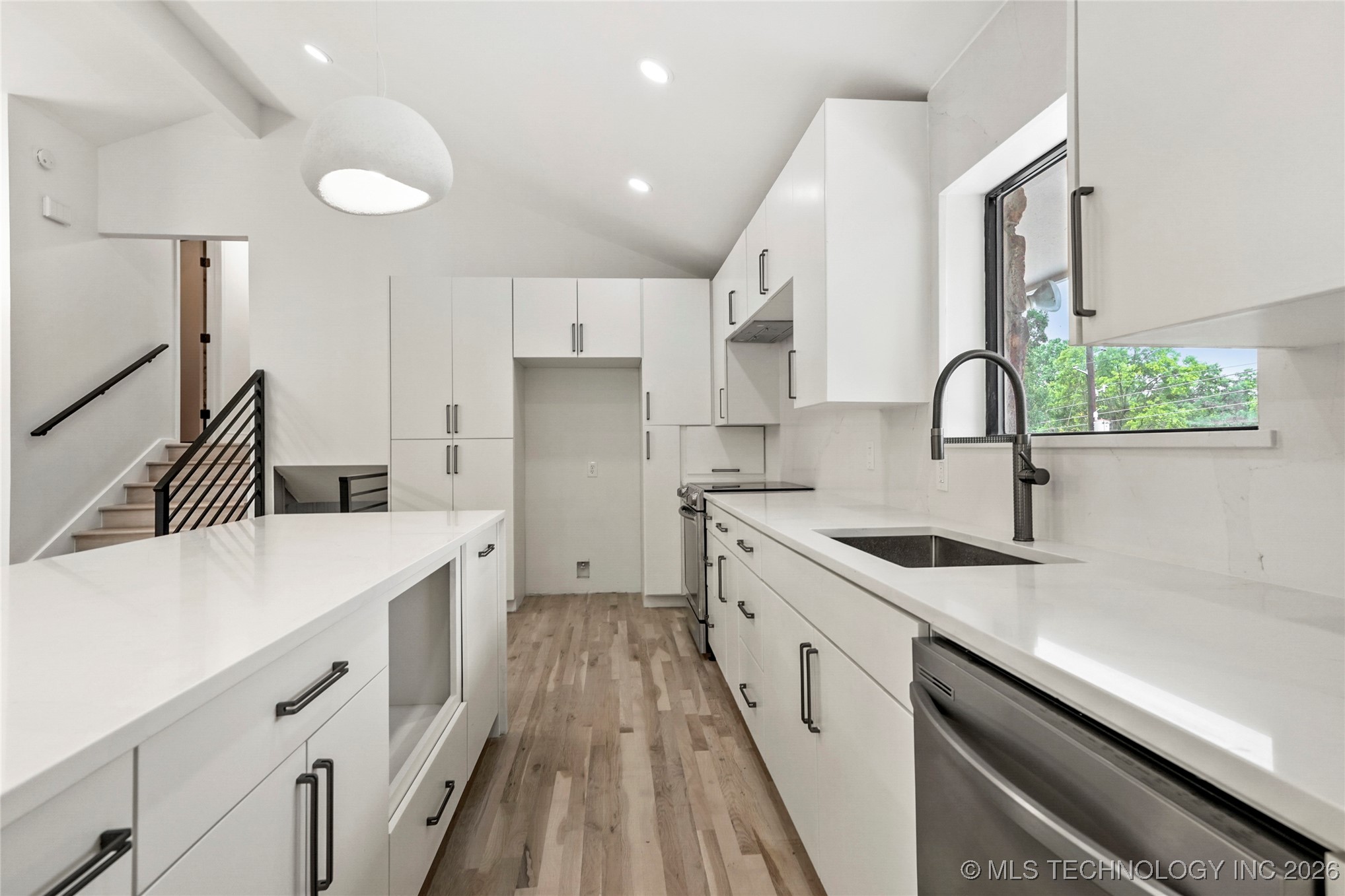 2936 E 75th Street Property Photo 10