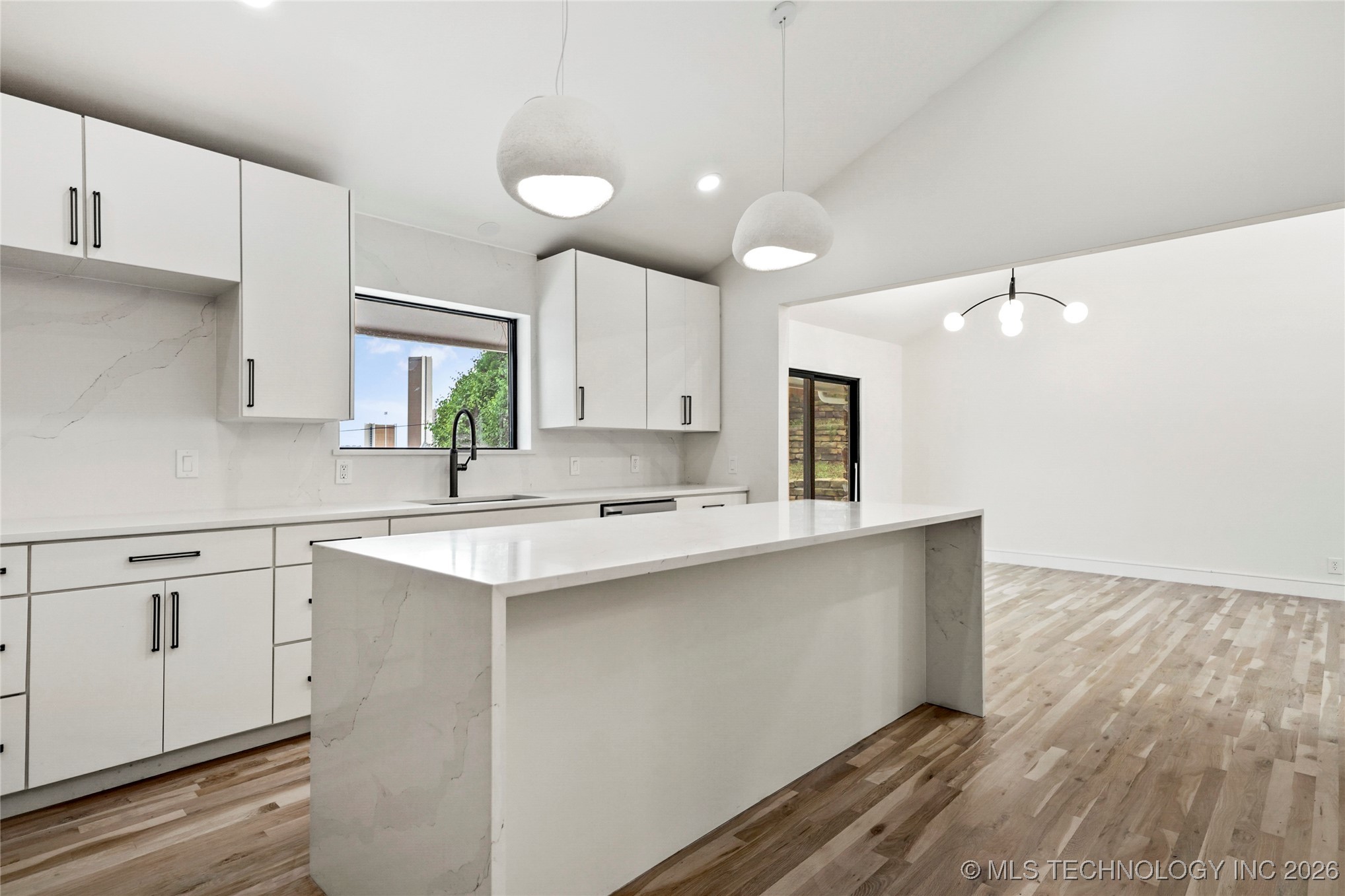 2936 E 75th Street Property Photo 11