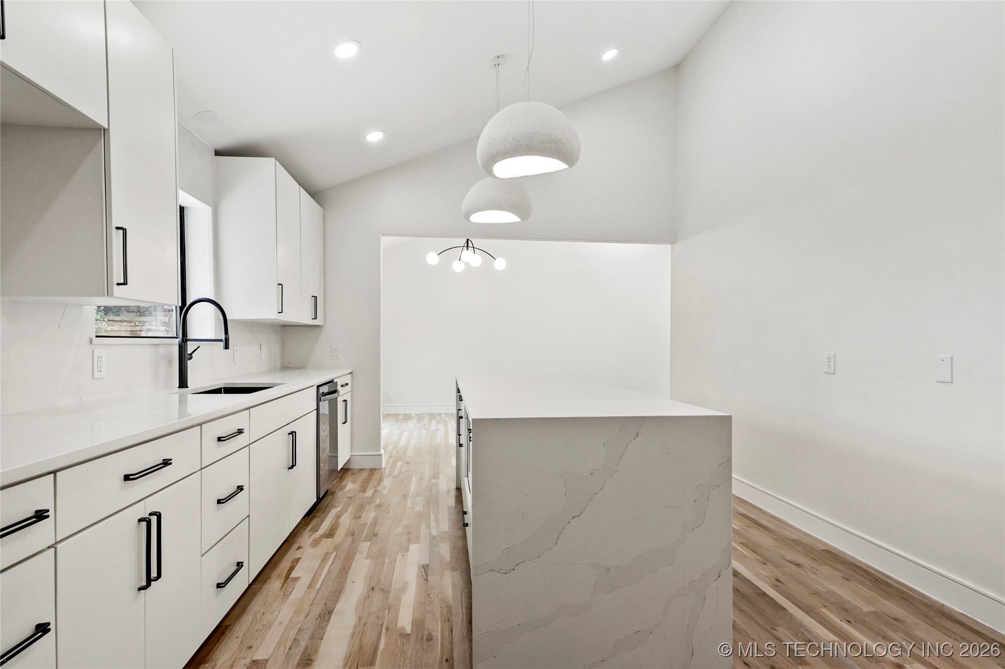 2936 E 75th Street Property Photo 12