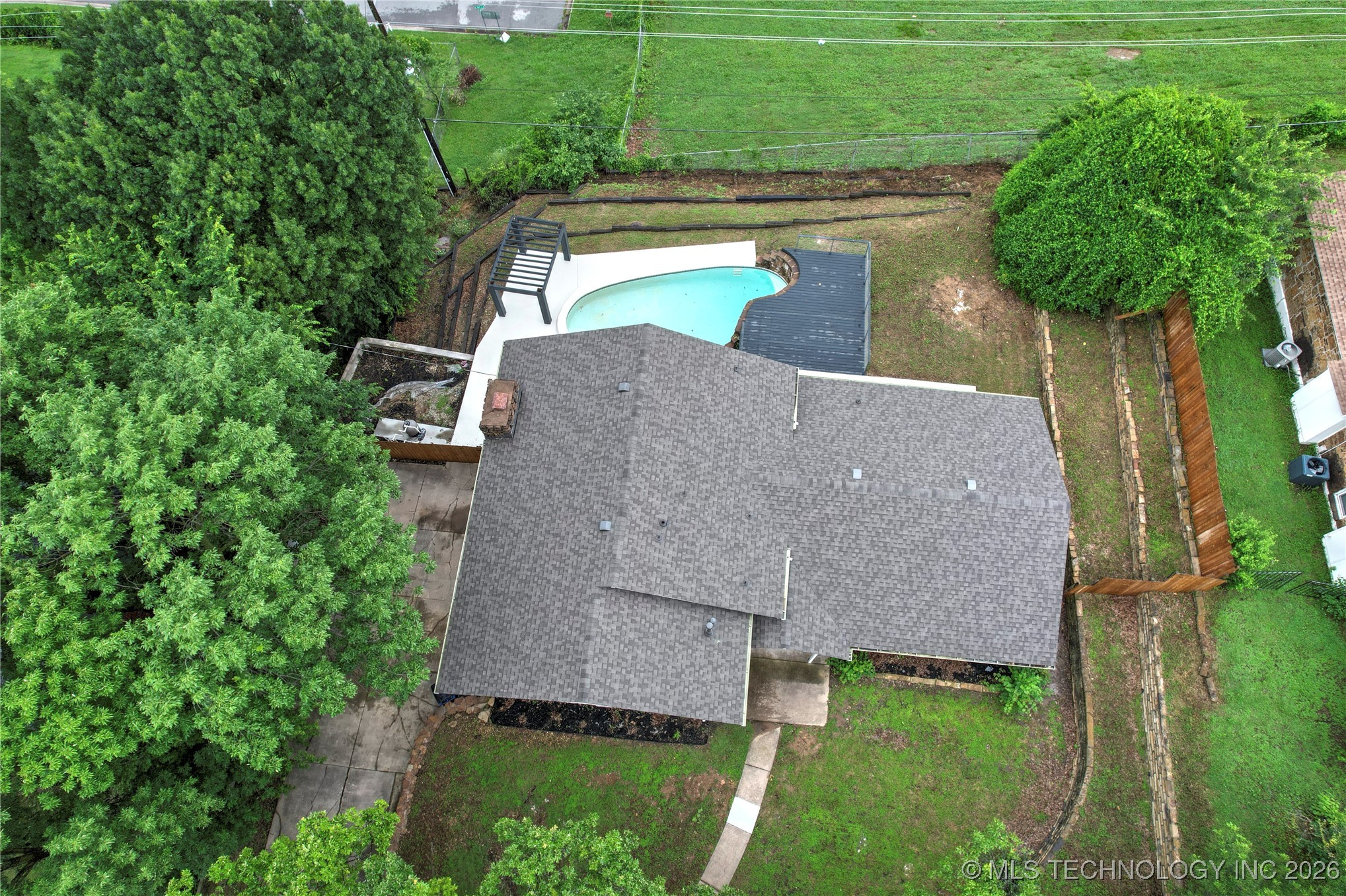 2936 E 75th Street Property Photo 39