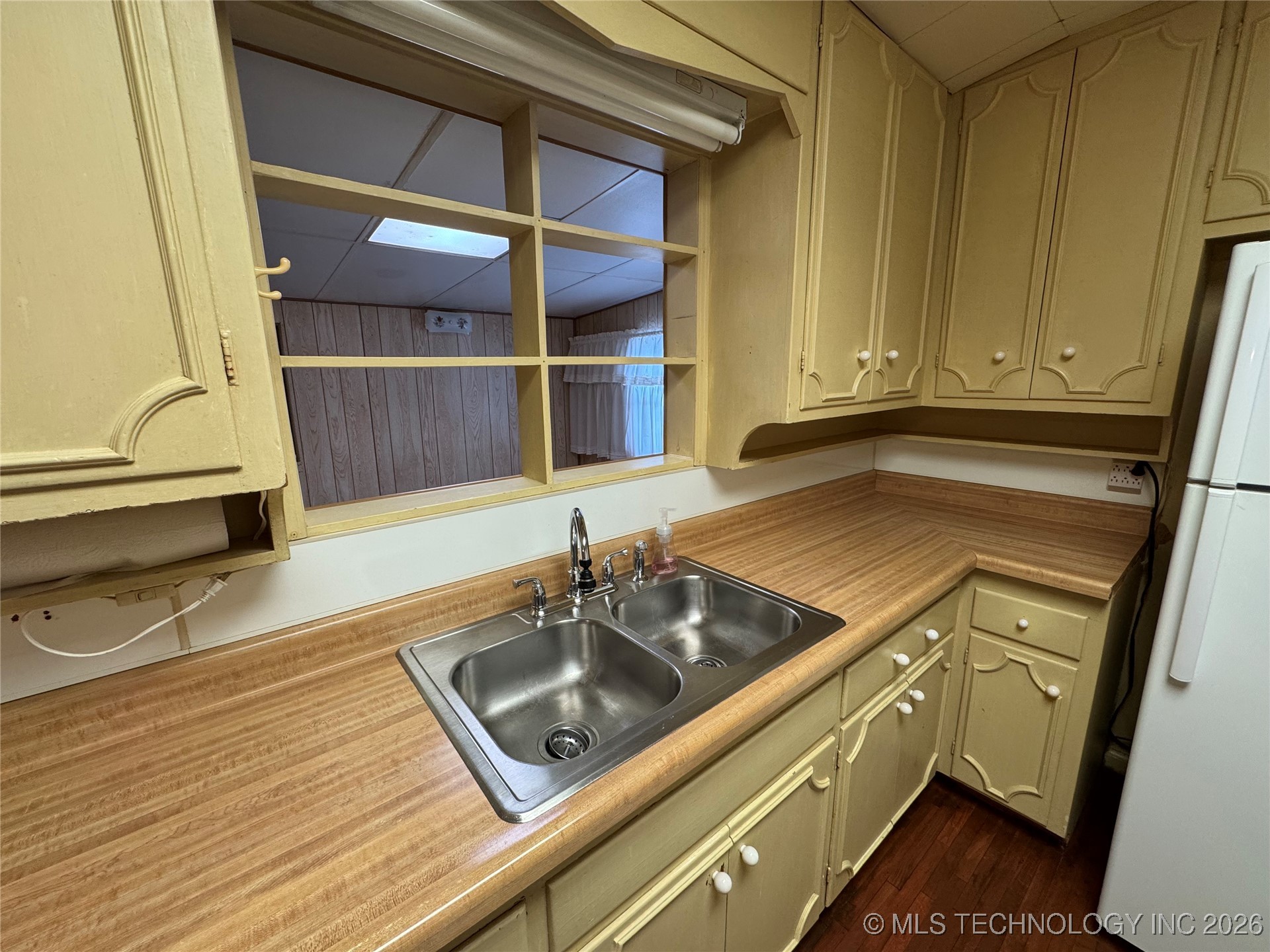 5674 Lewis Avenue Property Photo 4