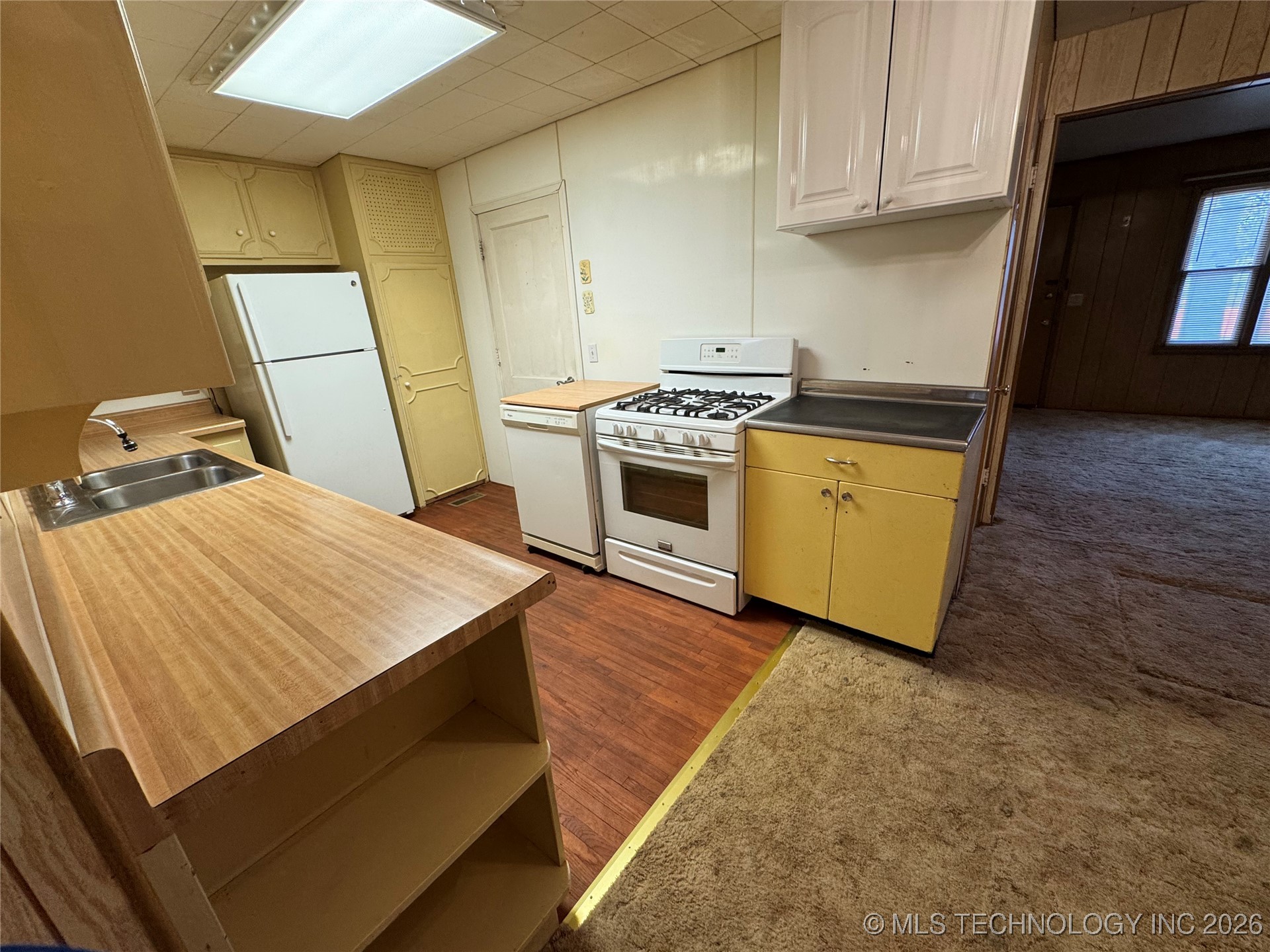 5674 Lewis Avenue Property Photo 6