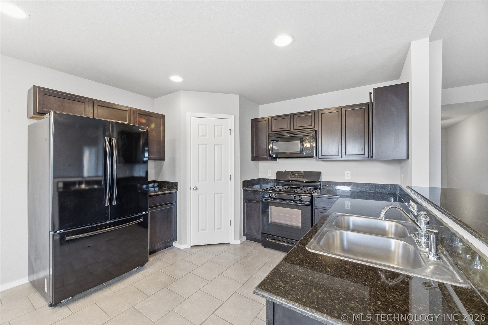 5919 E 148th Street Property Photo 2