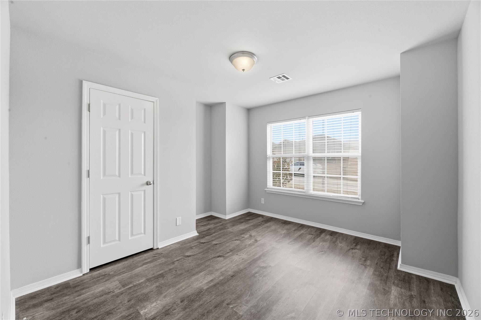 5919 E 148th Street Property Photo 9