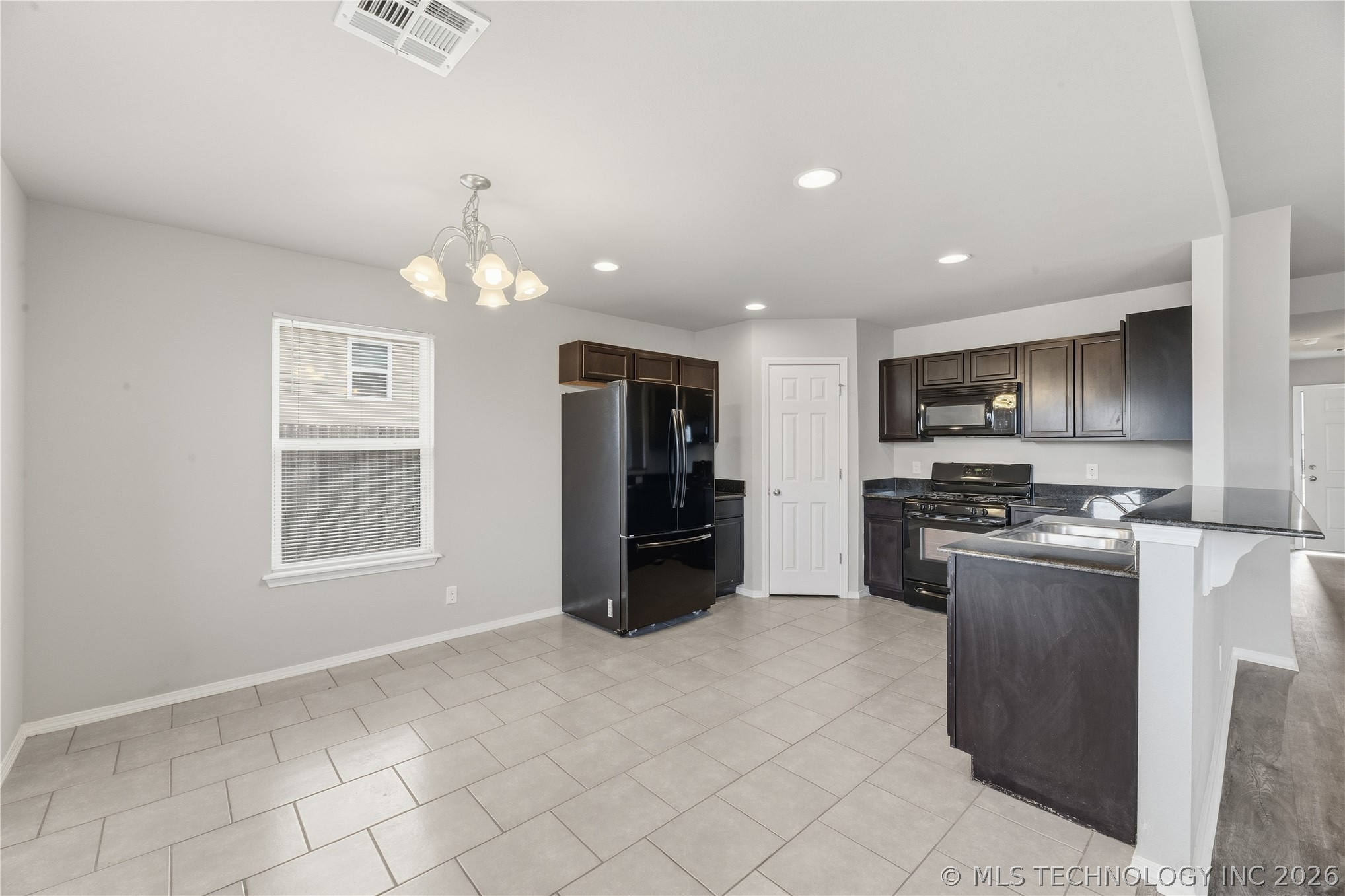 5919 E 148th Street Property Photo 11