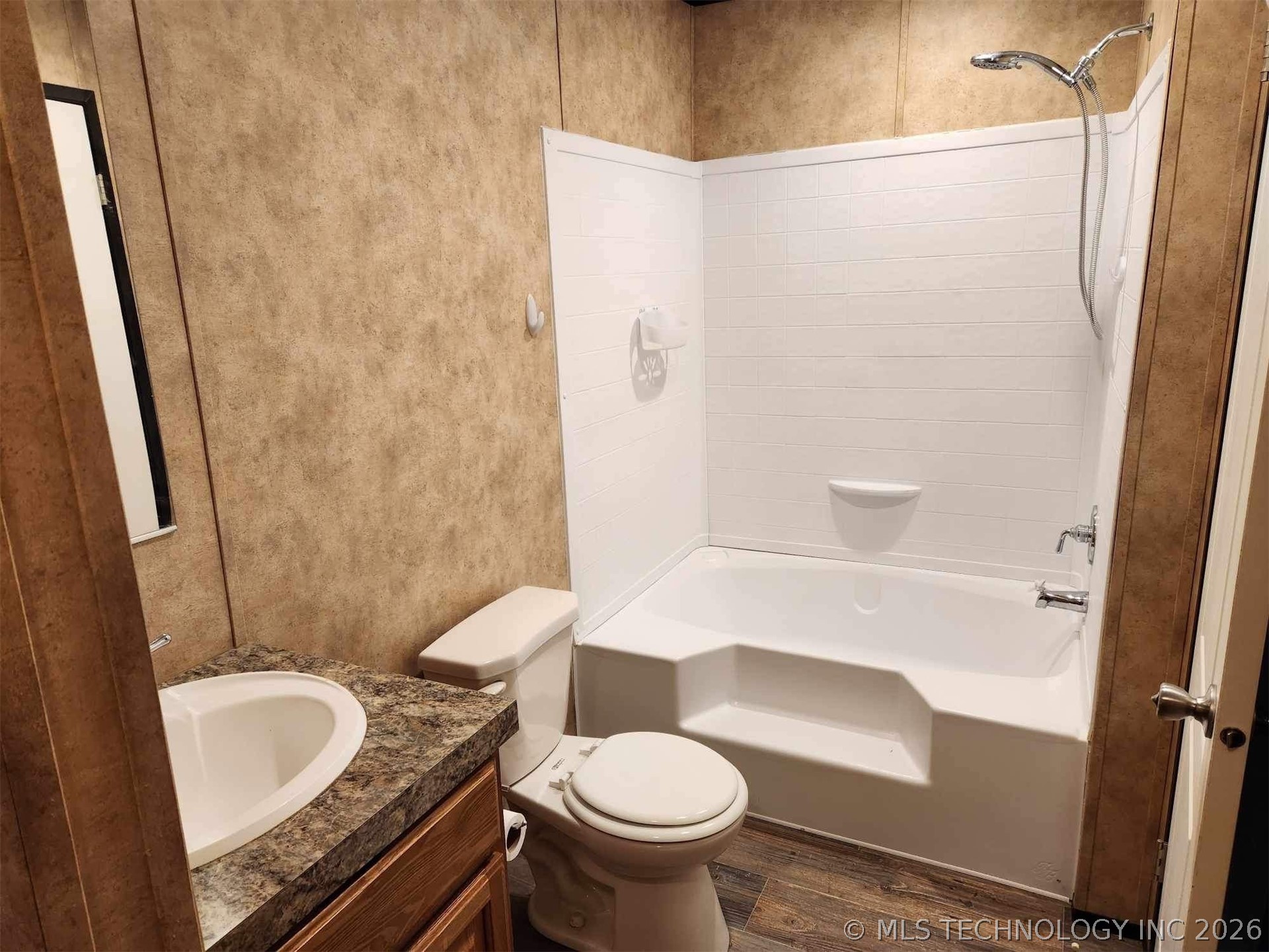 502 E Lee Property Photo 4