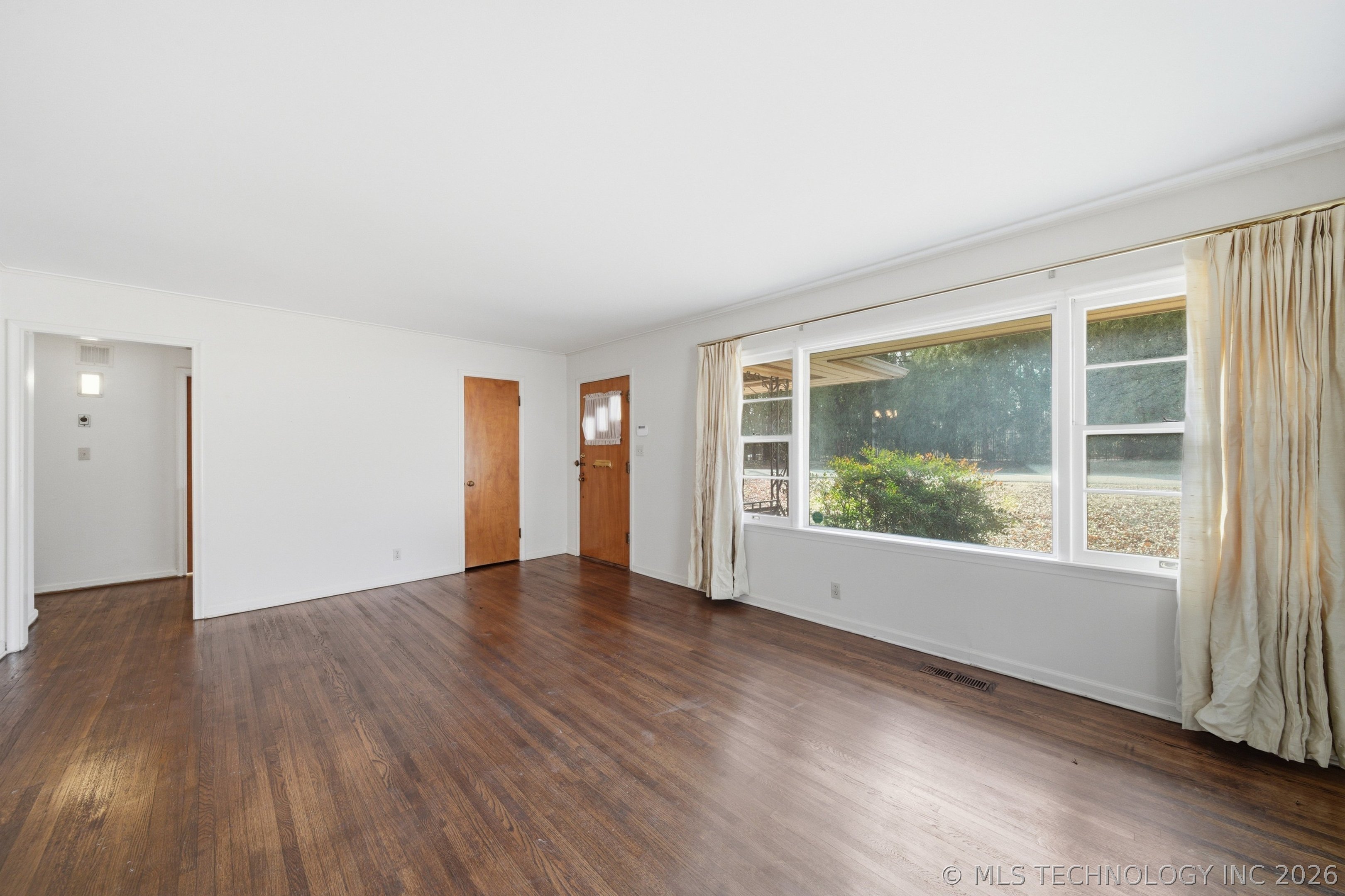 4905 S Columbia Avenue Property Photo 8