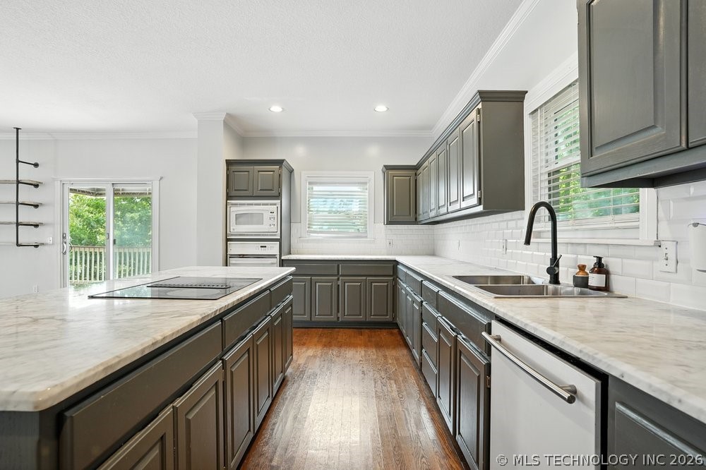 7646 S Fulton Avenue Property Photo 28