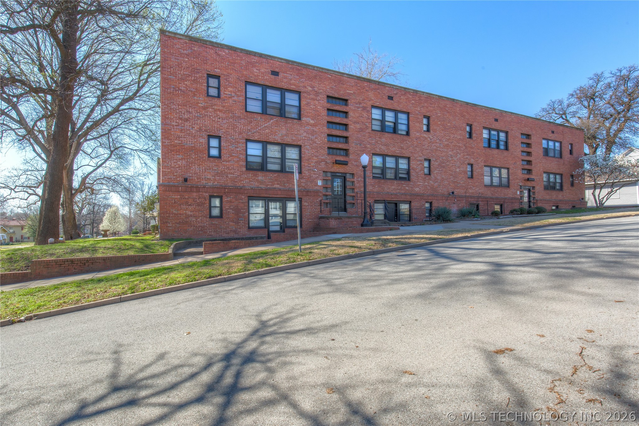 1524 E 17th Street Property Photo 1