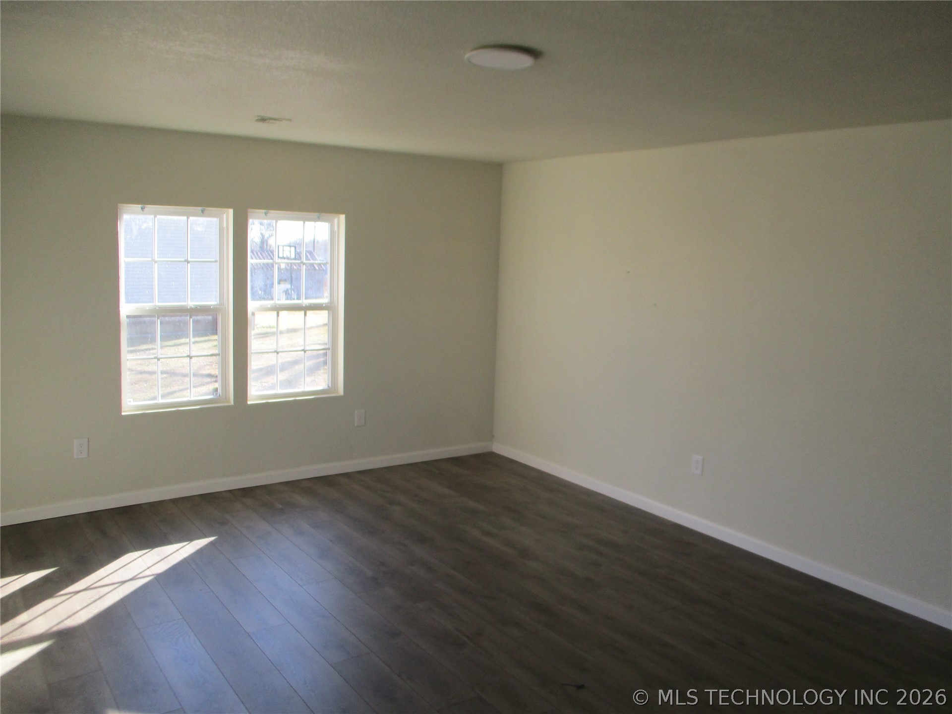 913 N Creek Avenue Property Photo 2