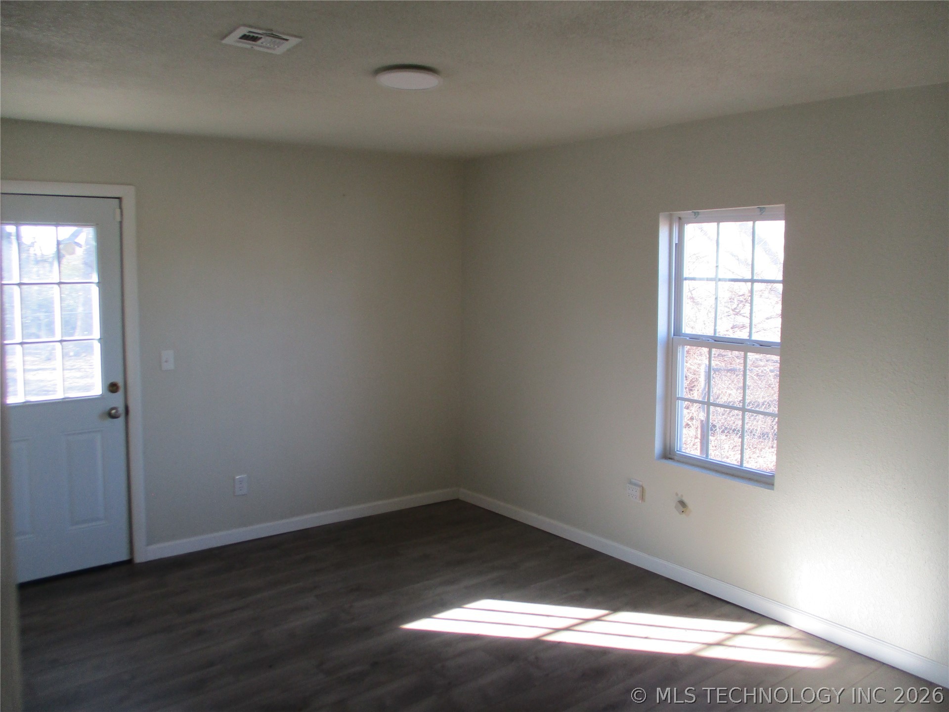 913 N Creek Avenue Property Photo 8