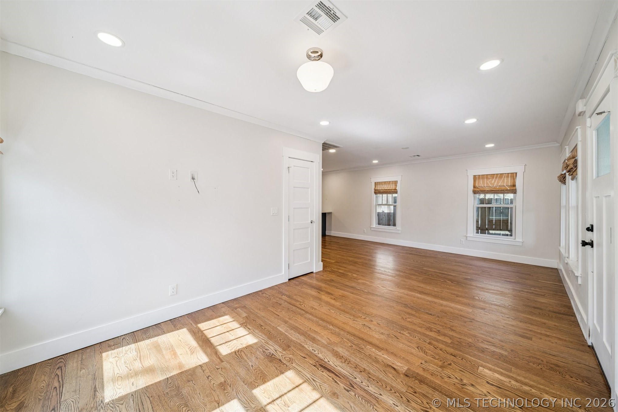 1410 S Saint Louis Avenue Property Photo 8
