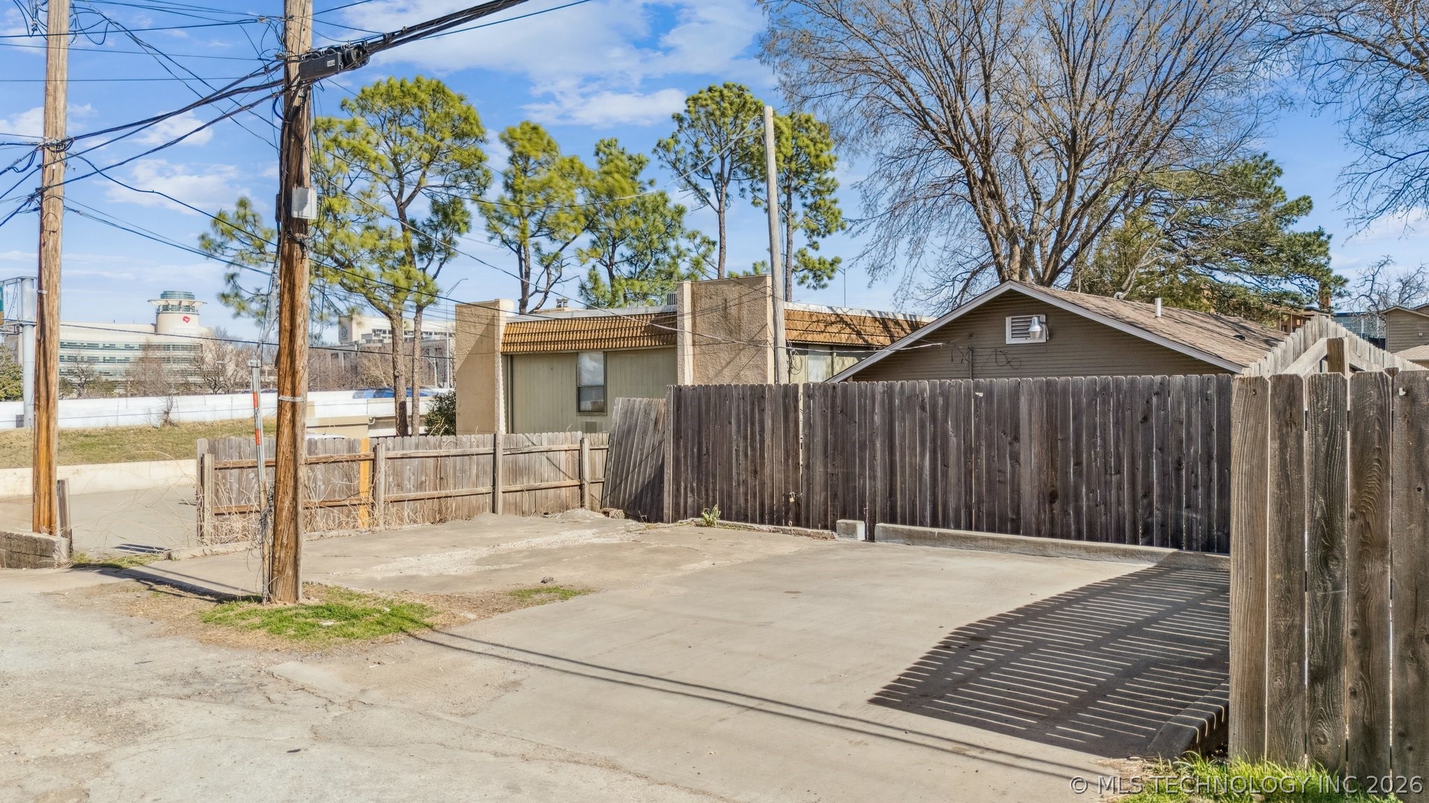 1410 S Saint Louis Avenue Property Photo 31