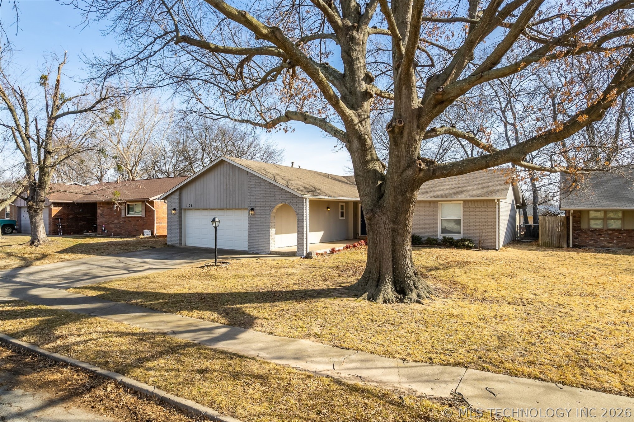 1109 N Hickory Court Property Photo 2