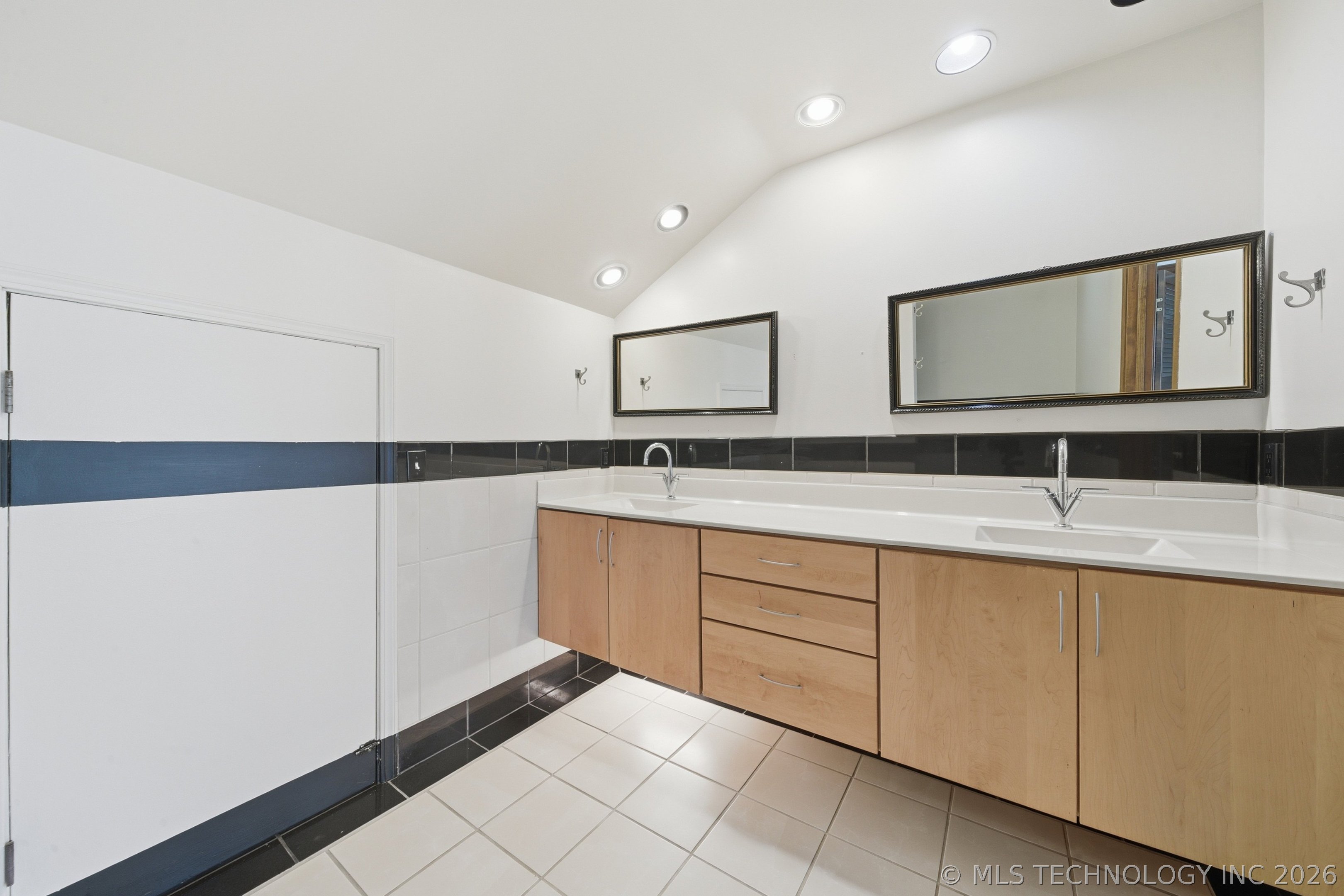 8601 E 78th Place Property Photo 25