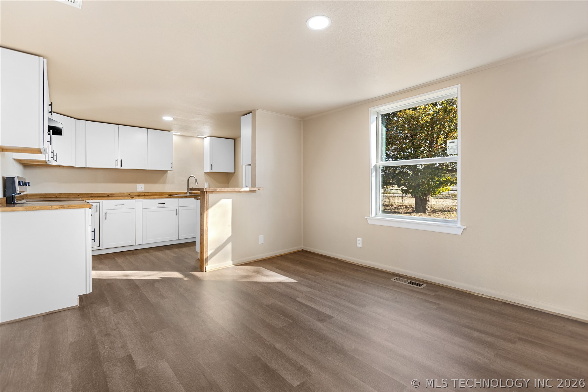 1408 E 1st Street Property Photo 6