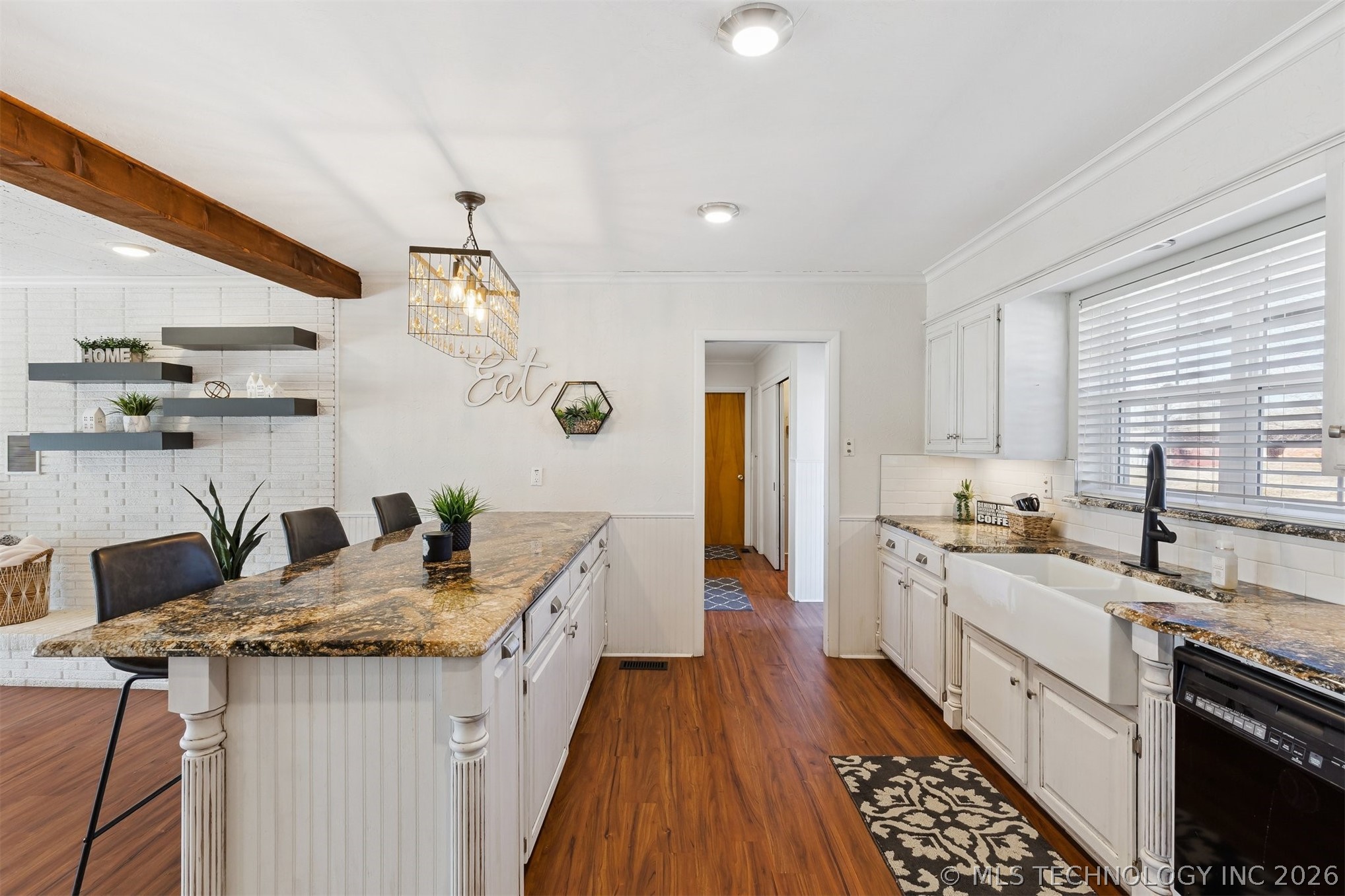 1107 E 8th Street Property Photo 3