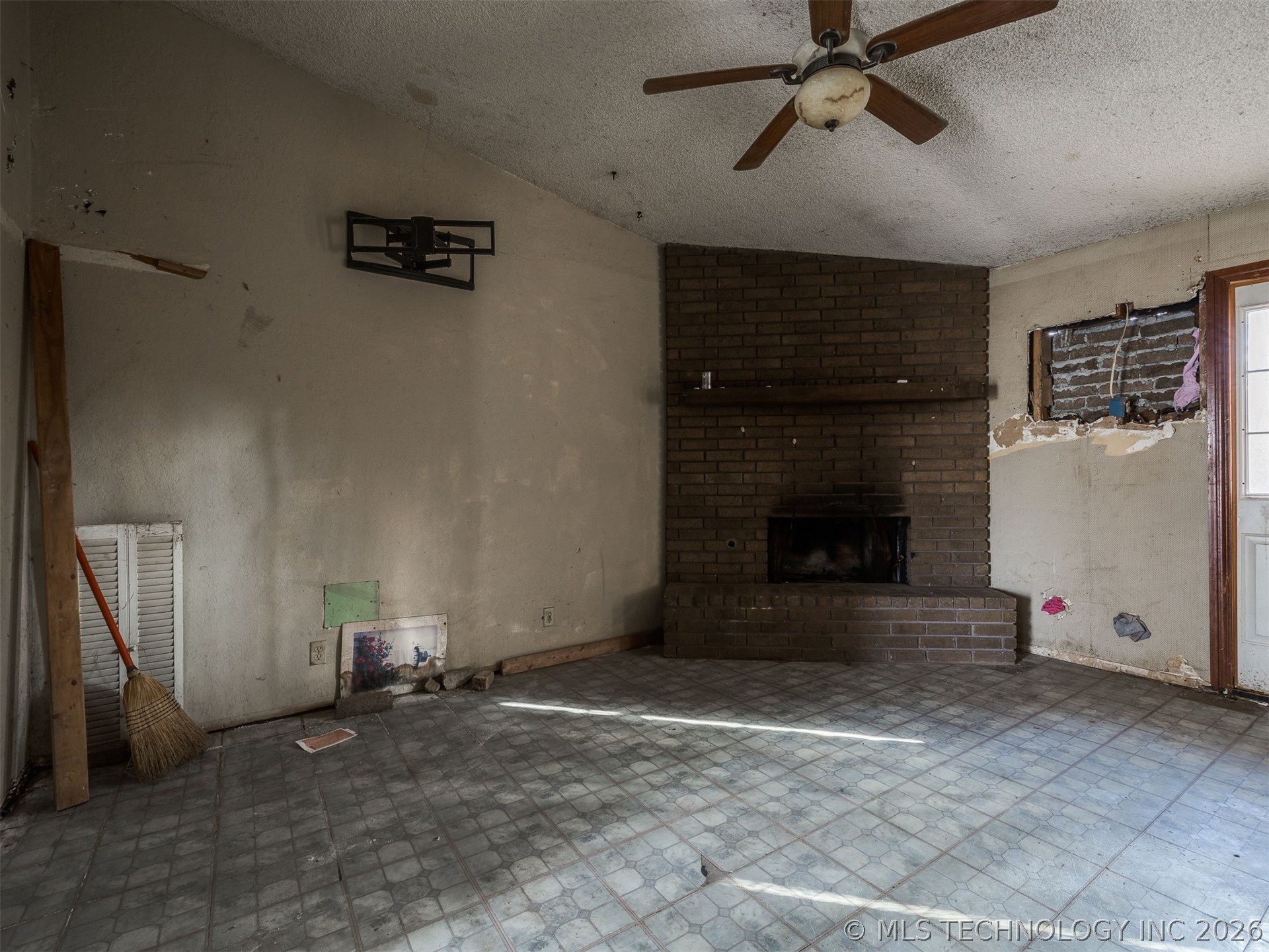 18124 E 4th Street Property Photo 8